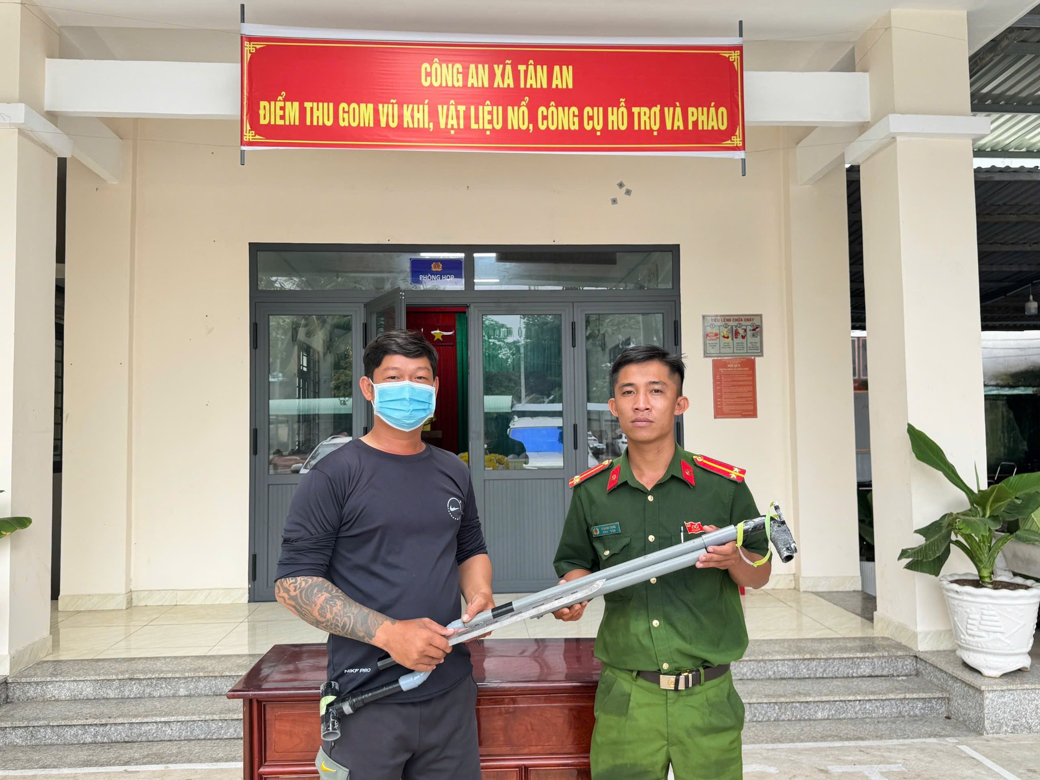 UBND XÃ TÂN AN TỔ CHỨC LỄ PHÁT ĐỘNG RA QUÂN “NGÀY HỘI TOÀN DÂN GIAO NỘP VŨ KHÍ, VẬT LIỆU NỔ, CÔNG CỤ HỖ TRỢ VÀ PHÁO”