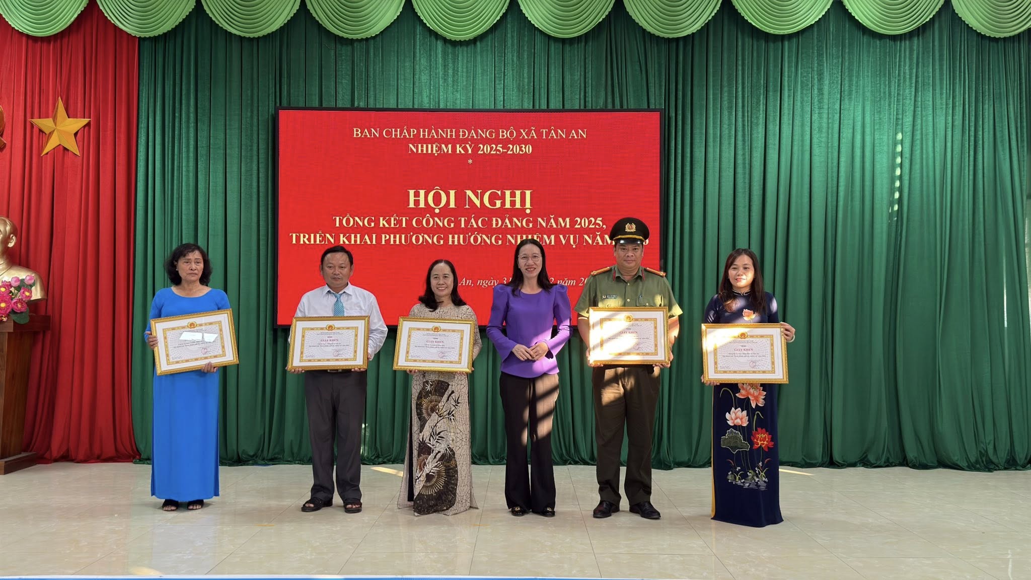 Đồng chí Nguyễn Thị Thu Vân - Tỉnh ủy viên, Phó Bí thư các cơ quan Đảng tỉnh trao giất khen cho các cá nhân hoàn thành xuất sắc nhiệm vụ