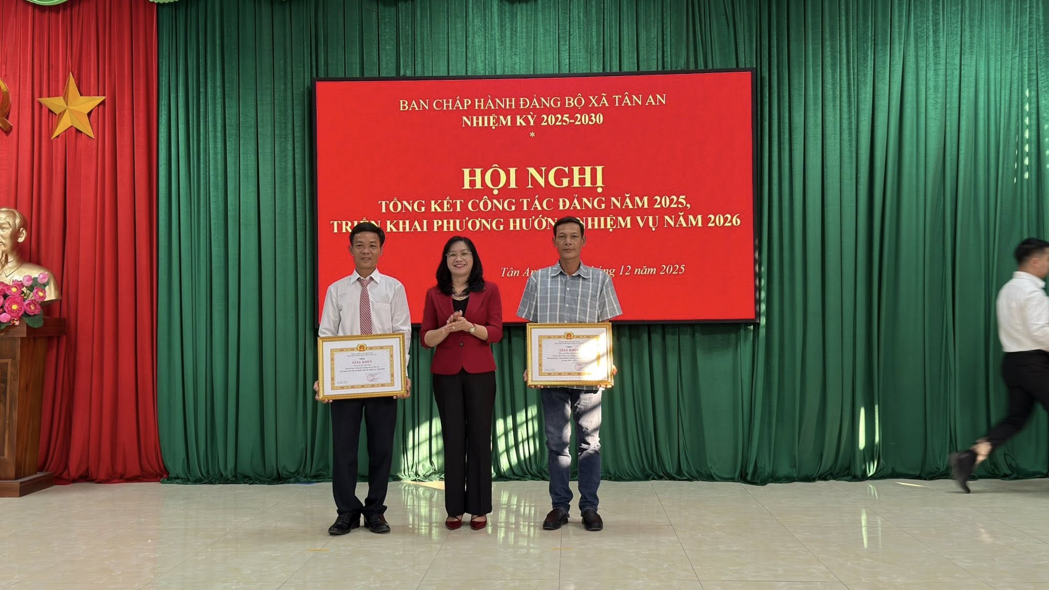 Đồng chí Lê Đỗ Kim Chi - Bí thư Đảng ủy, Chủ tịch HĐND xã trao giấy khen cho các tập thể hoàn thành xuất sắc nhiệm vụ