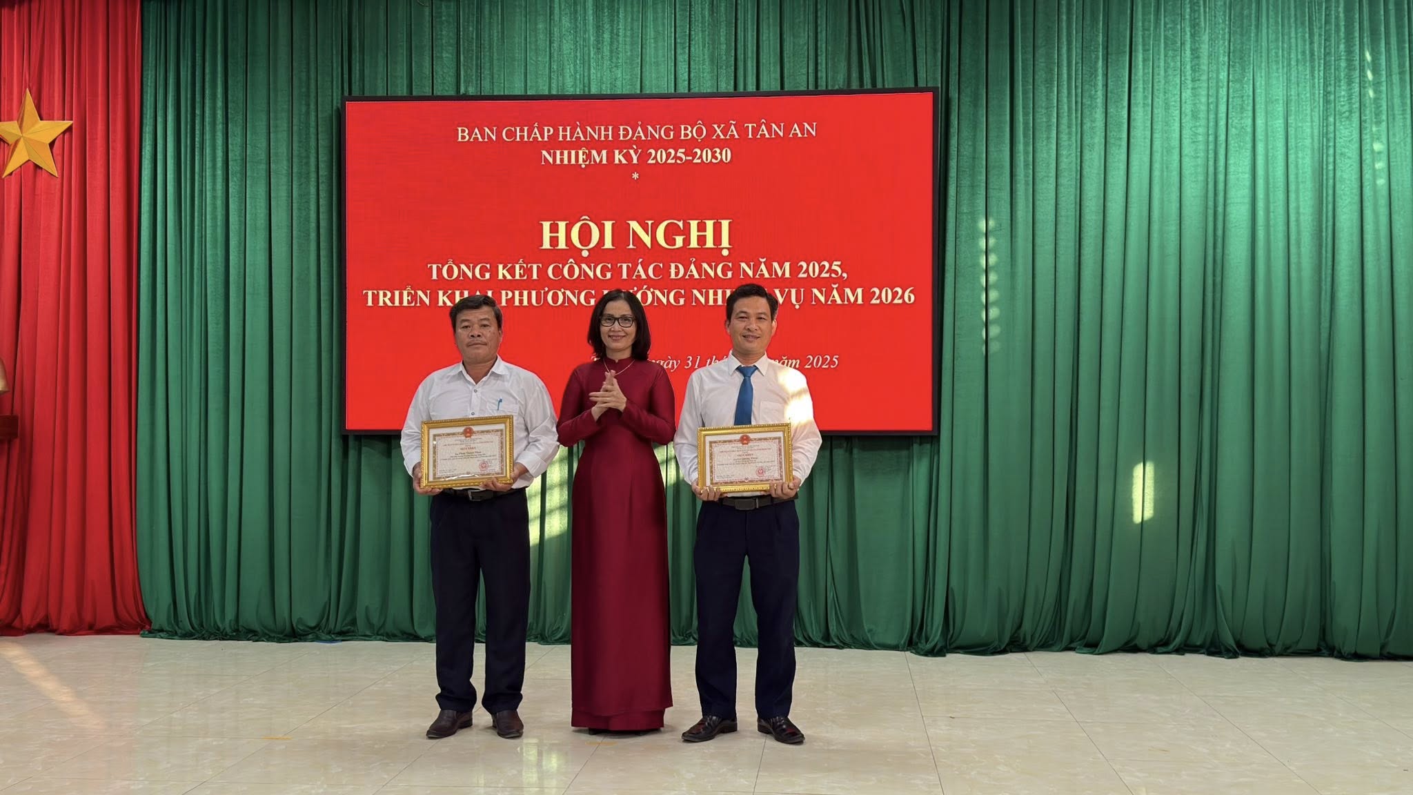 Đồng chí Phạm Thị Thúy - UVTV, Chủ nhiệm UBKT Đảng ủytrao giấy khen cho các cá nhân hoàn thành xuất sắc nhiệm vụ