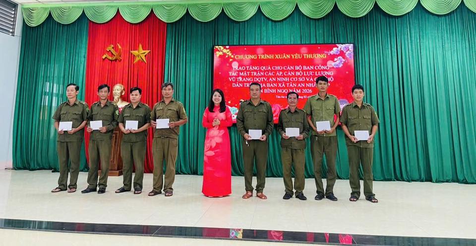 XÃ TÂN AN TỔ CHỨC TRAO QUÀ TẾT CHO HỘ NGHÈO, HỘ CẬN NGHÈO VÀ HỖ TRỢ LỰC LƯỢNG AN NINH CƠ SỞ