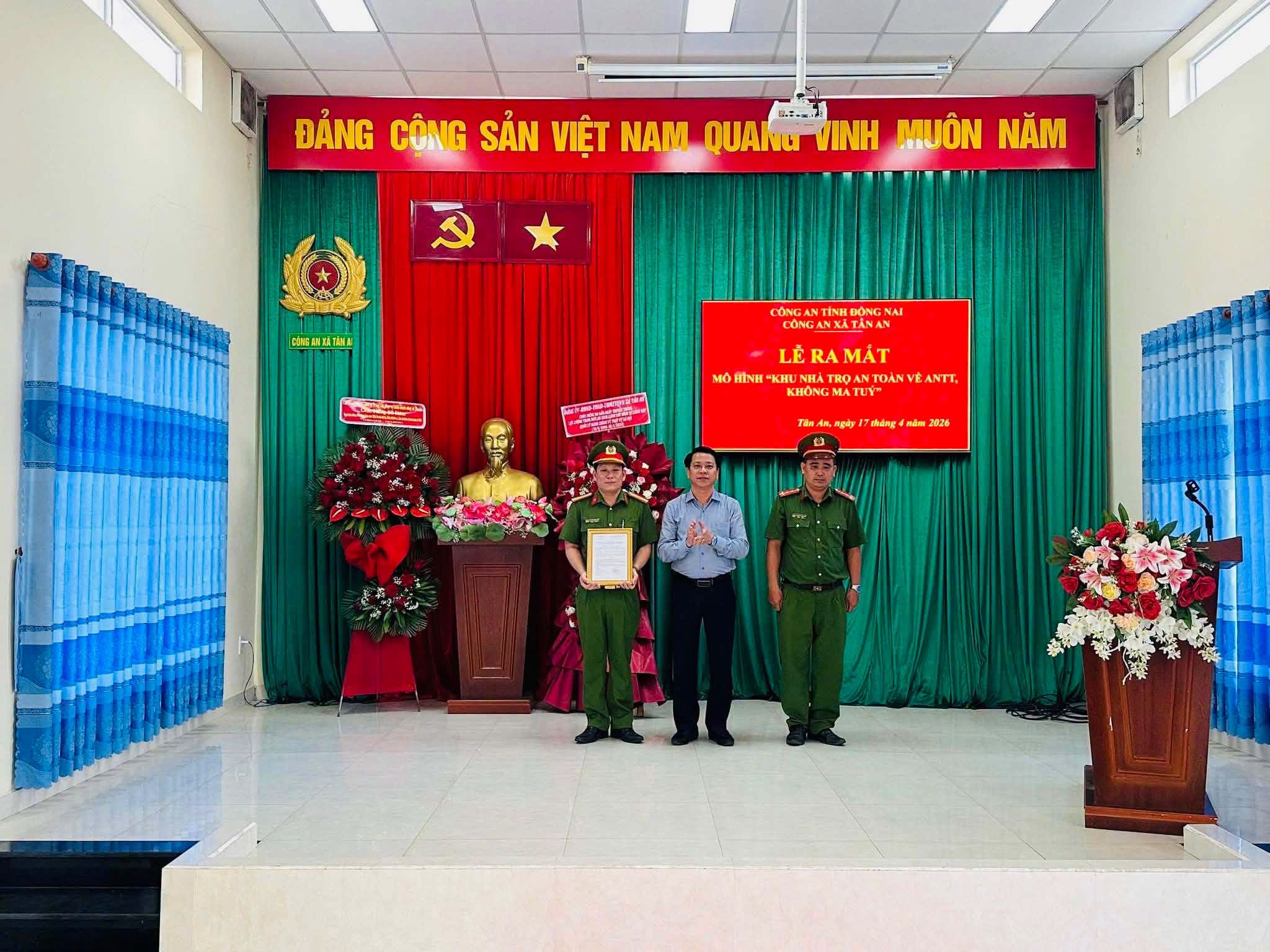RA MẮT MÔ HÌNH "KHU NHÀ TRỌ AN TOÀN VỀ ANTT - KHÔNG MA TÚY" TẠI TÂN AN