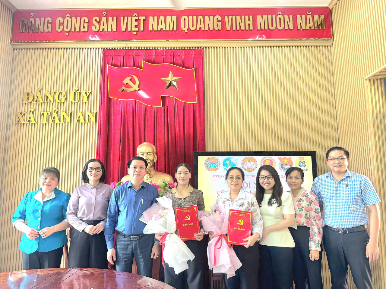 Ủy ban Mặt trận Tổ quốc và các tổ chức CT-XH xã Tân An tổ chức công bố các quyết định về công tác cán bộ