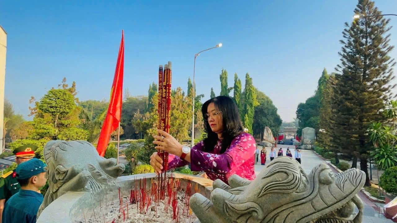 ĐẢNG UỶ- HĐND-UBND-UBMTTQ Việt Nam xã Tân An  long trọng tổ chức Lễ viếng , dâng hương, dâng hoa tại Nghĩa trang Liệt sĩ Vĩnh Cửu, Đền thờ Liệt sĩ Miền Đồng Nam bộ và các Danh tướng Miền Nam; nhà bia ghi danh các anh hùng Liệt sĩ xã Tân An