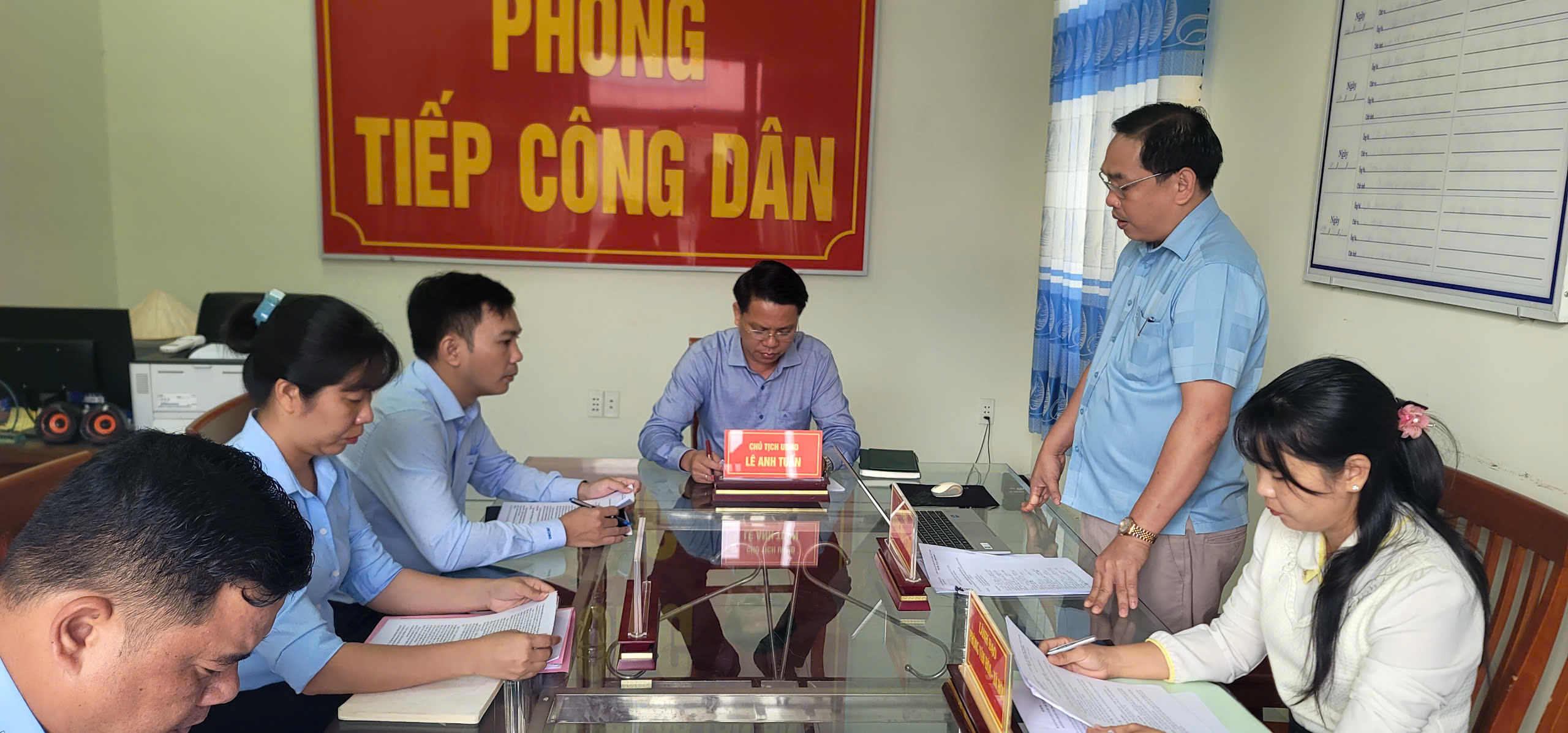 Đồng chí Chủ tịch UBND xã tiếp công dân định kỳ