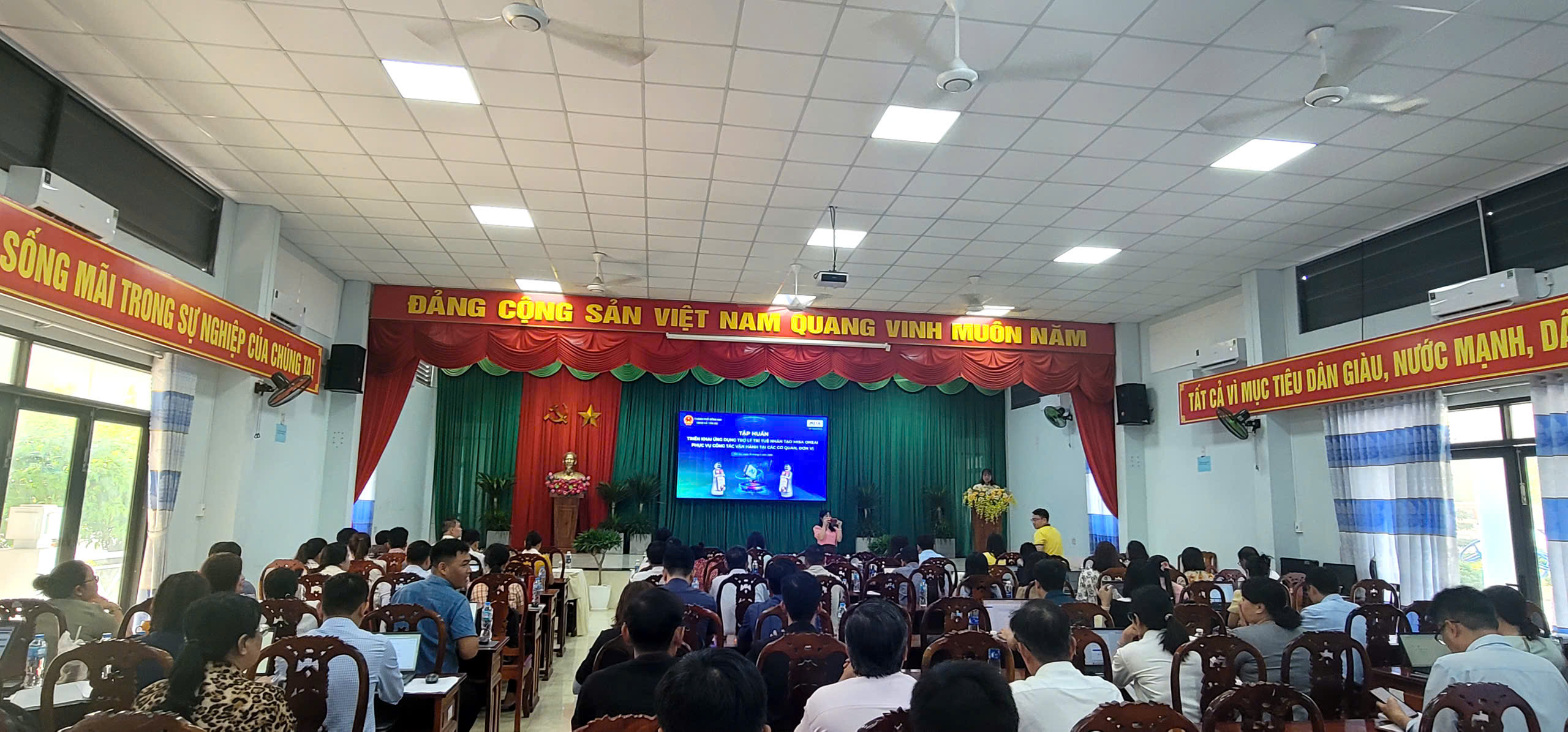 XÃ TÂN AN TẬP HUẤN ỨNG DỤNG TRÍ TUỆ NHÂN TẠO TRONG QUẢN LÝ NHÀ NƯỚC