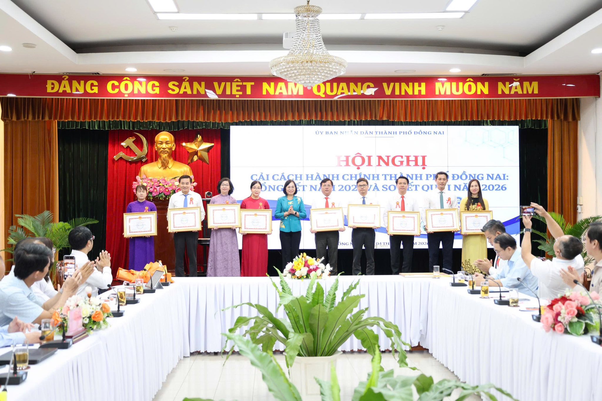 “Tại hội nghị tổng kết, đồng chí Lê Anh Tuấn – Phó Bí thư Đảng ủy, Chủ tịch UBND xã Tân An (đứng thứ 3 từ phải sang) đã thay mặt UBND xã Tân An nhận khen thưởng.”