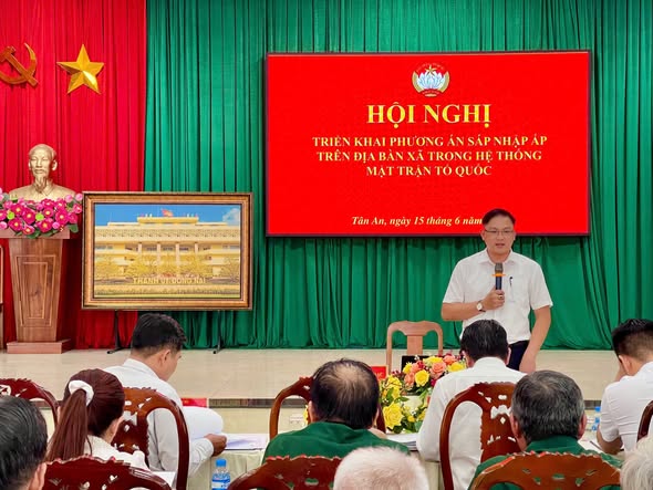 (Đồng chí Đàm Quốc Đạc - UVBTV - Chủ tịch Ủy ban MTTQ Việt Nam xã phát biểu triển khai phương án)
