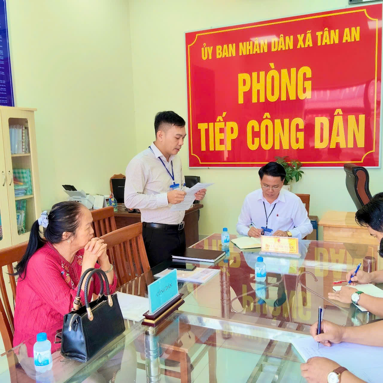 Đồng chí Chủ tịch UBND xã tiếp công dân định kỳ tháng 6 năm 2026