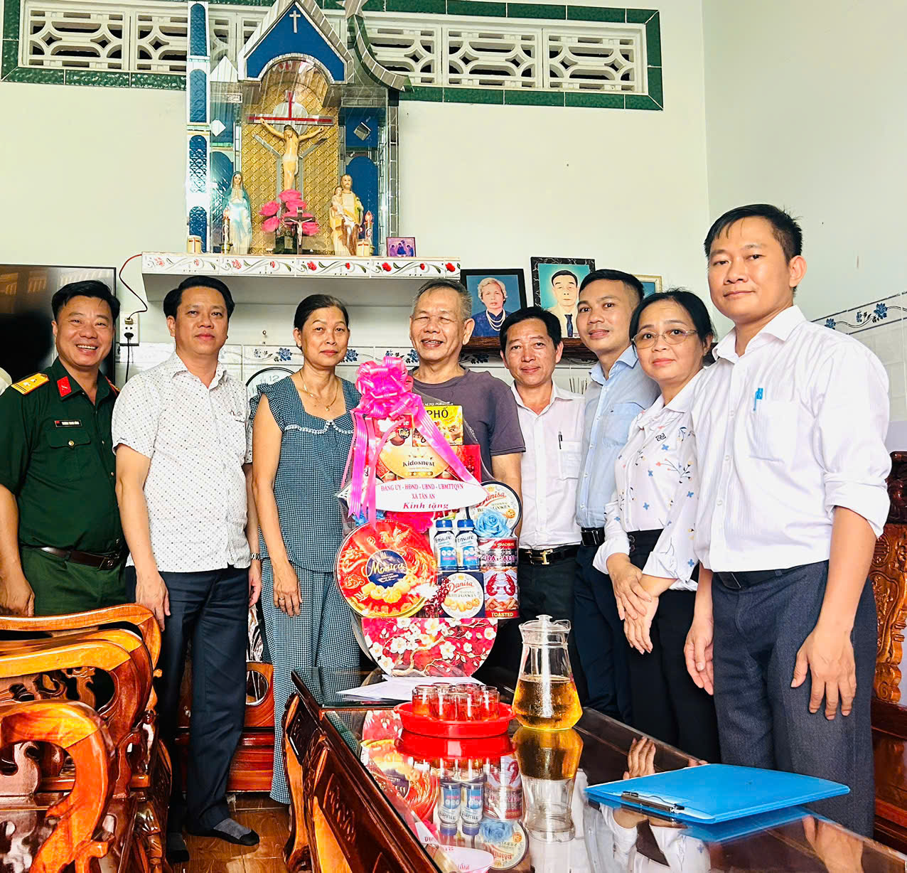 Đồng chí Lê Anh Tuấn, Chủ tịch UBND xã (thứ hai từ trái sang) thăm hỏi gia đình, động viên và trao tặng quà nhân dịp kỷ niệm 79 năm Ngày Thương binh - Liệt sĩ.