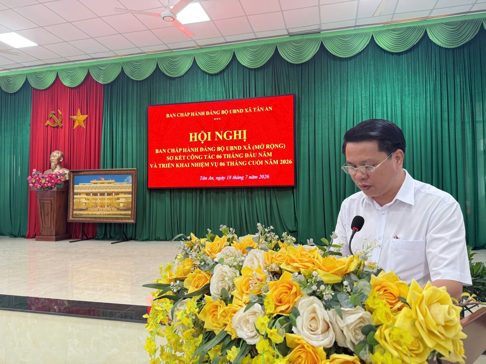 (Đồng chí Lê Anh Tuấn - Bí thư Đảng uỷ UBND, Chủ tịch UBND xã phát biểu chỉ đạo, kết luận Hội nghị)