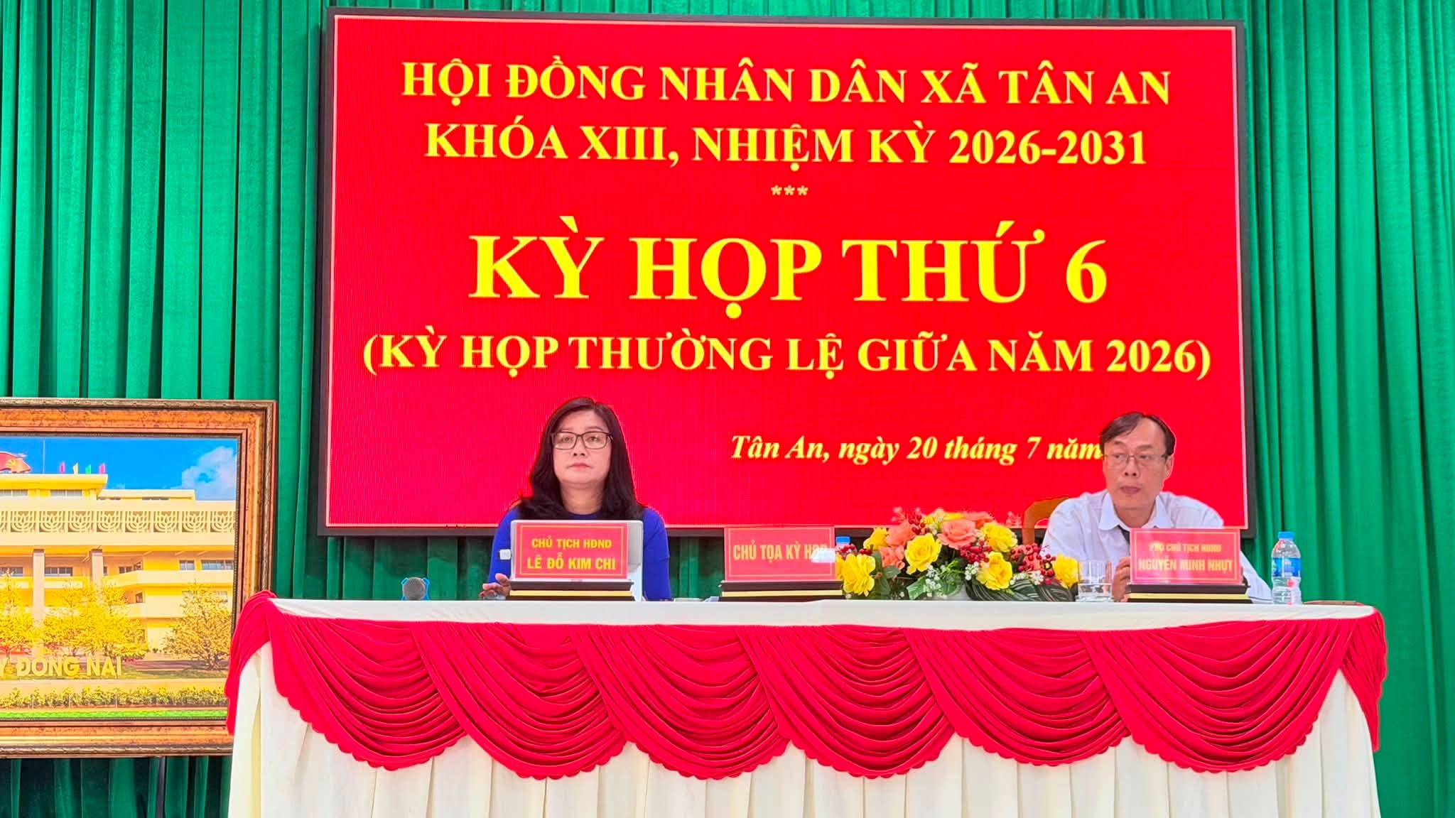 (Đồng chí Lê Đỗ Kim Chi, Bí thư Đảng ủy - Chủ tịch Hội đồng nhân dân xã và đồng chí Nguyễn Minh Nhựt - Phó Chủ tịch Hội đồng nhân dân xã chủ tọa kỳ họp)