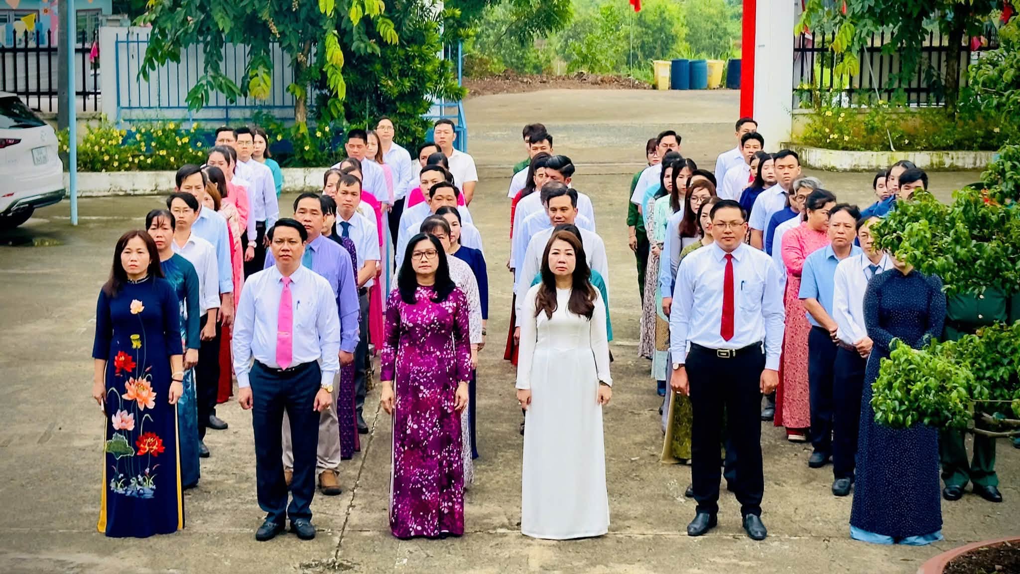 Đoàn đại biểu xã Tân An dâng hương tưởng niệm các Anh hùng liệt sĩ tại Bia Liệt sĩ xã nhân kỷ niệm 79 năm Ngày Thương binh - Liệt sĩ (27/7/1947 - 27/7/2026)