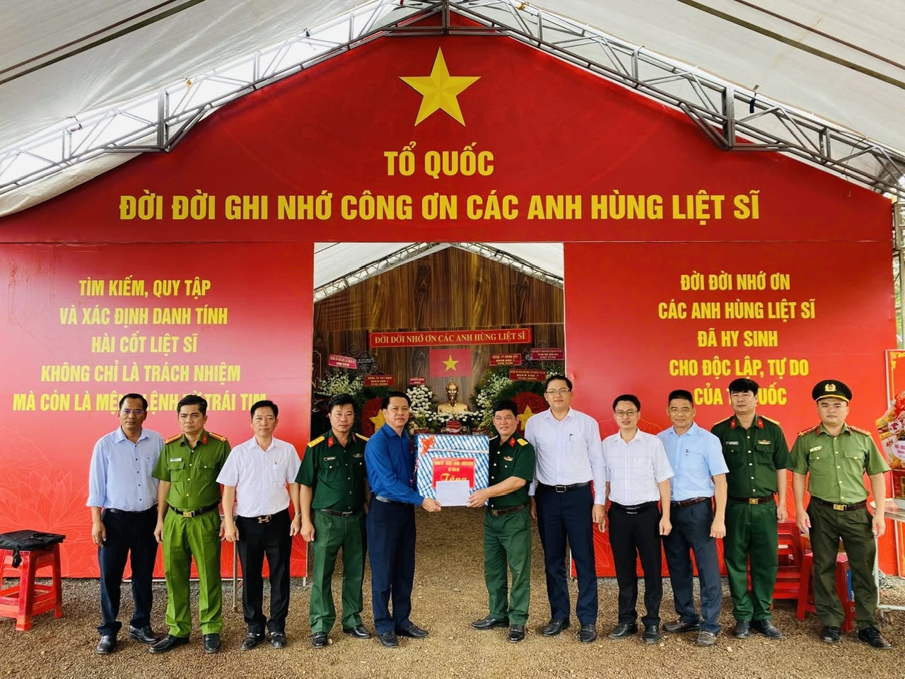 Đồng chí Lê Anh Tuấn – Phó Bí thư Đảng ủy, Chủ tịch UBND xã Tân An (đứng thứ 5 từ trái sang) thăm, động viên Đội K72 trong thực hiện nhiệm vụ tìm kiếm, quy tập hài cốt liệt sĩ.