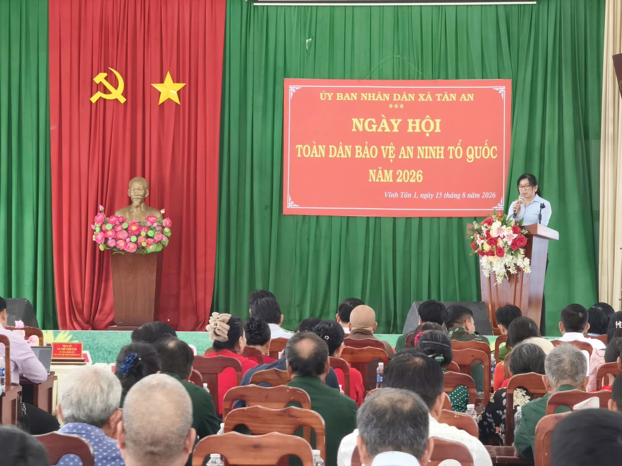 Đồng chí Lê Đỗ Kim Chi, Bí thư Đảng ủy - Chủ tịch Hội đồng nhân dân xã phát biểu khai mạc ngày hội