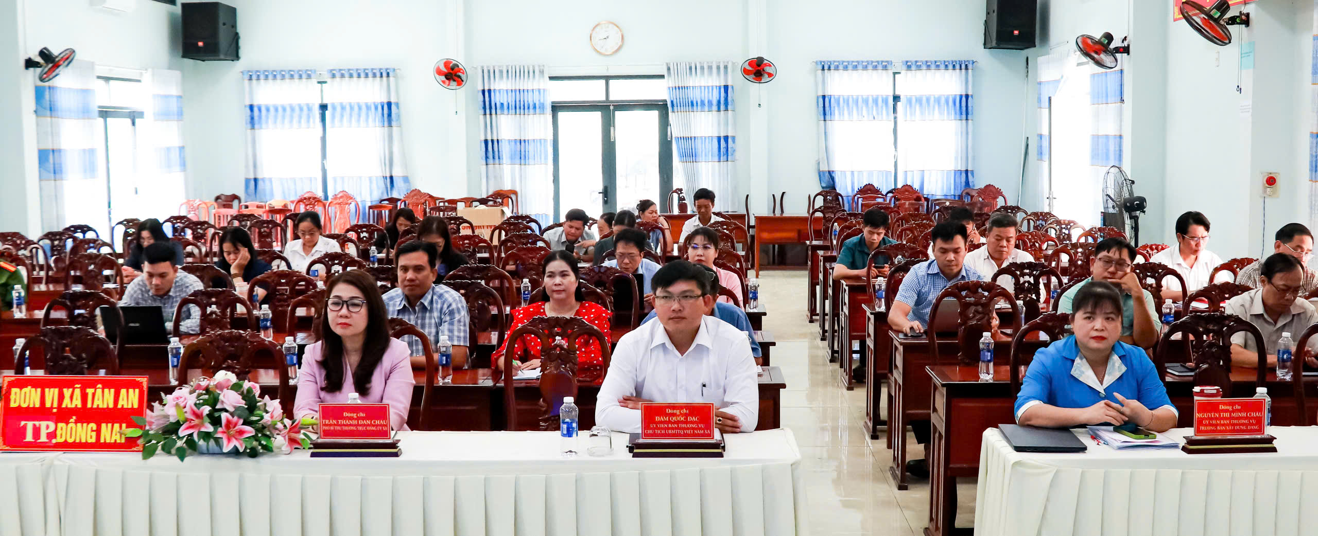 HỘI NGHỊ TRỰC TUYẾN CHUYỂN GIAO BỘ HỌC LIỆU ĐA PHƯƠNG TIỆN, LAN TỎA PHONG TRÀO “BÌNH DÂN HỌC VỤ SỐ, QUỐC HỘI SỐ”