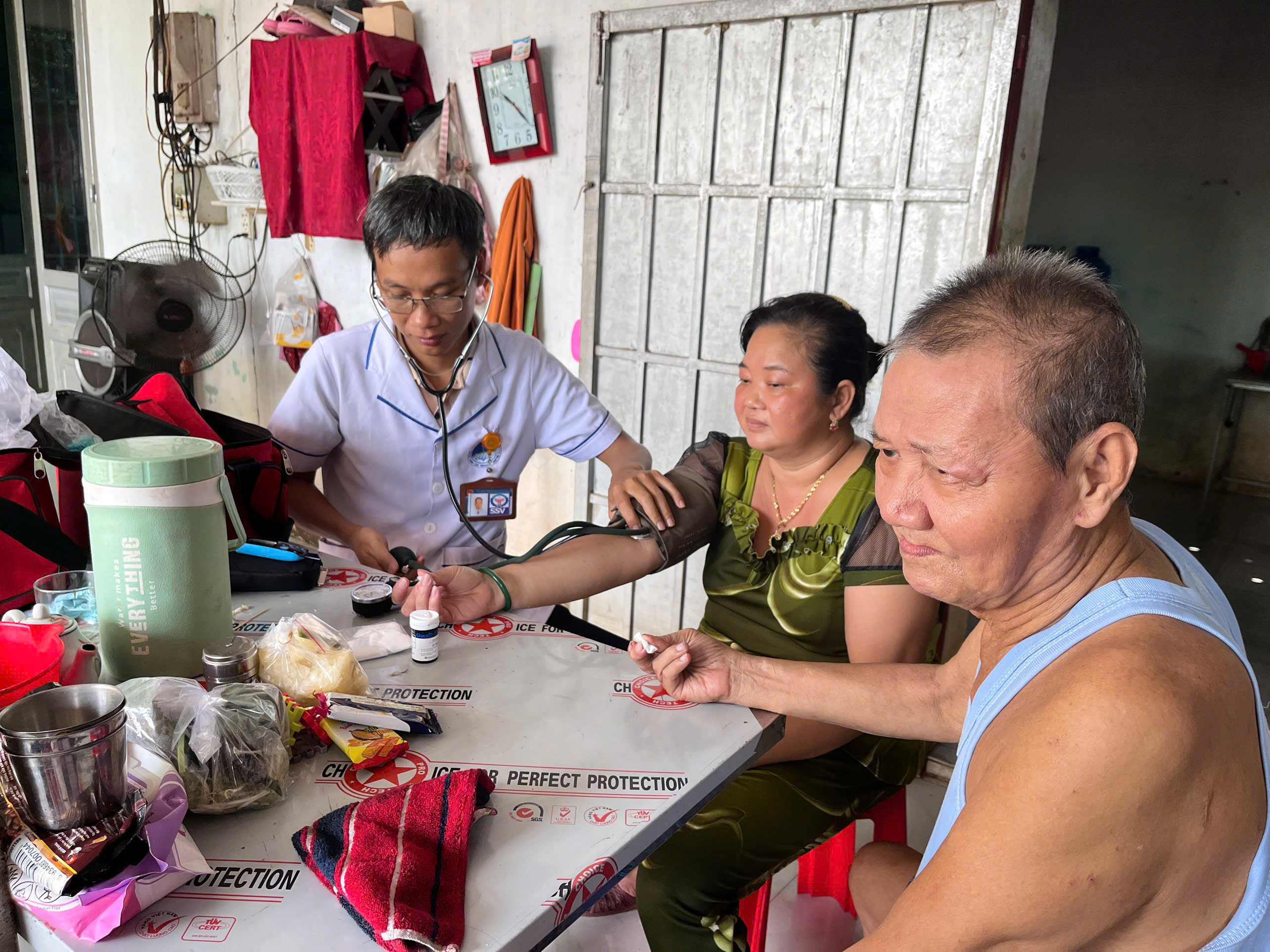 Cán bộ Trạm Y tế xã Tân An thăm hỏi, kiểm tra sức khỏe và hướng dẫn người dân phòng bệnh sau ngập úng.