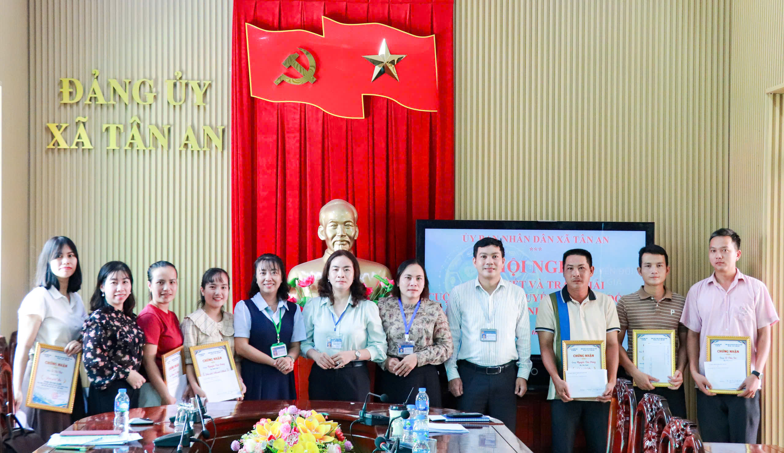 Ban Tổ chức trao giải cho các thí sinh đạt giải tại Cuộc thi trực tuyến Chuyển đổi số và Cải cách hành chính năm 2026.