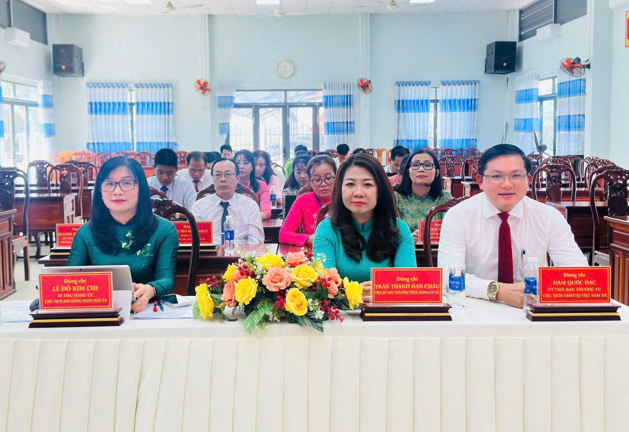 Các đồng chí lãnh đạo, đại biểu tham dự Hội nghị công bố các quyết định kết thúc hoạt động của Đảng bộ các cơ quan Đảng, Đảng bộ UBND xã và thành lập các chi bộ trực thuộc Đảng ủy xã Tân An