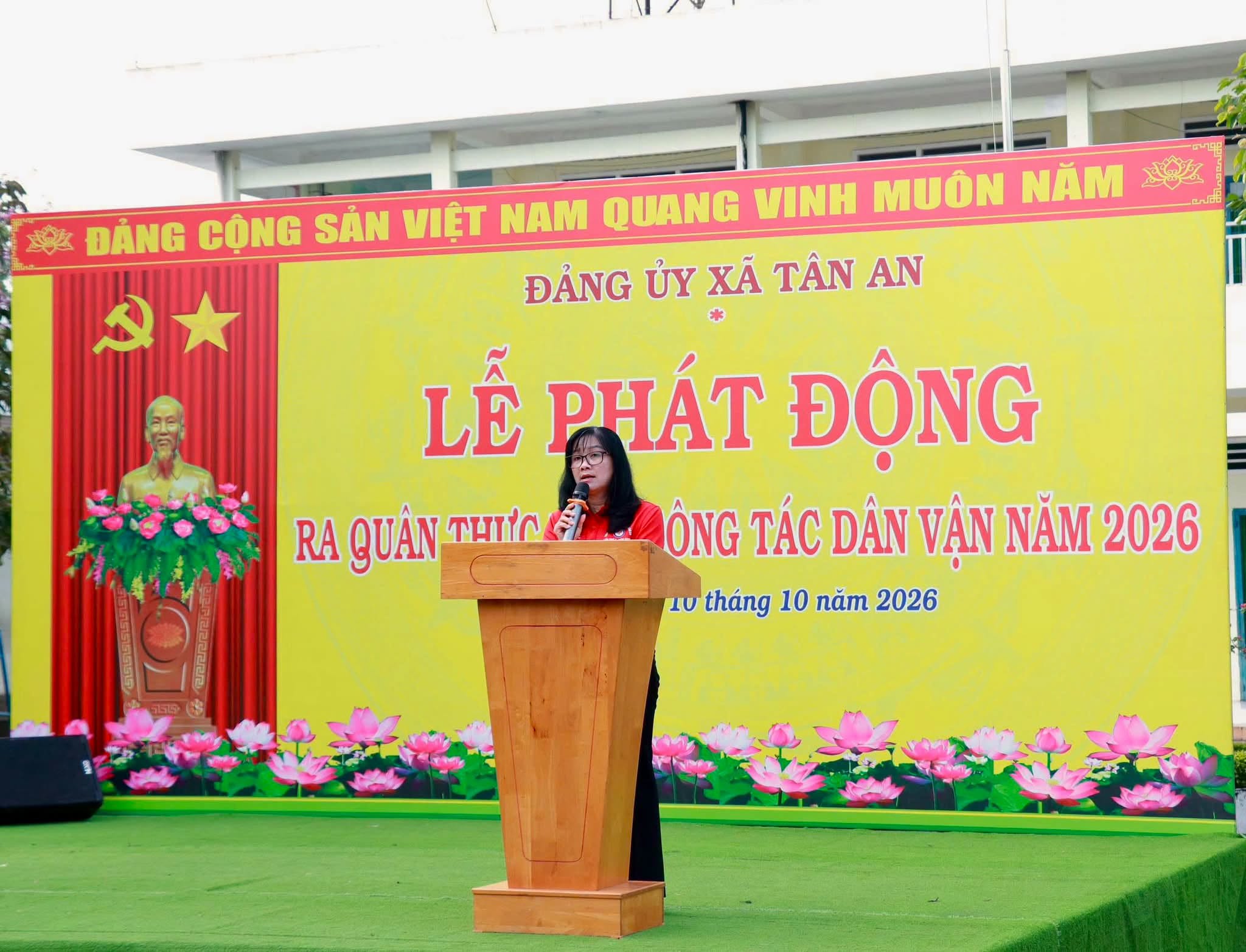 Đồng chí Lê Đỗ Kim Chi, Bí thư Đảng ủy, Chủ tịch HĐND xã Tân An, phát biểu phát động ra quân làm công tác dân vận năm 2026