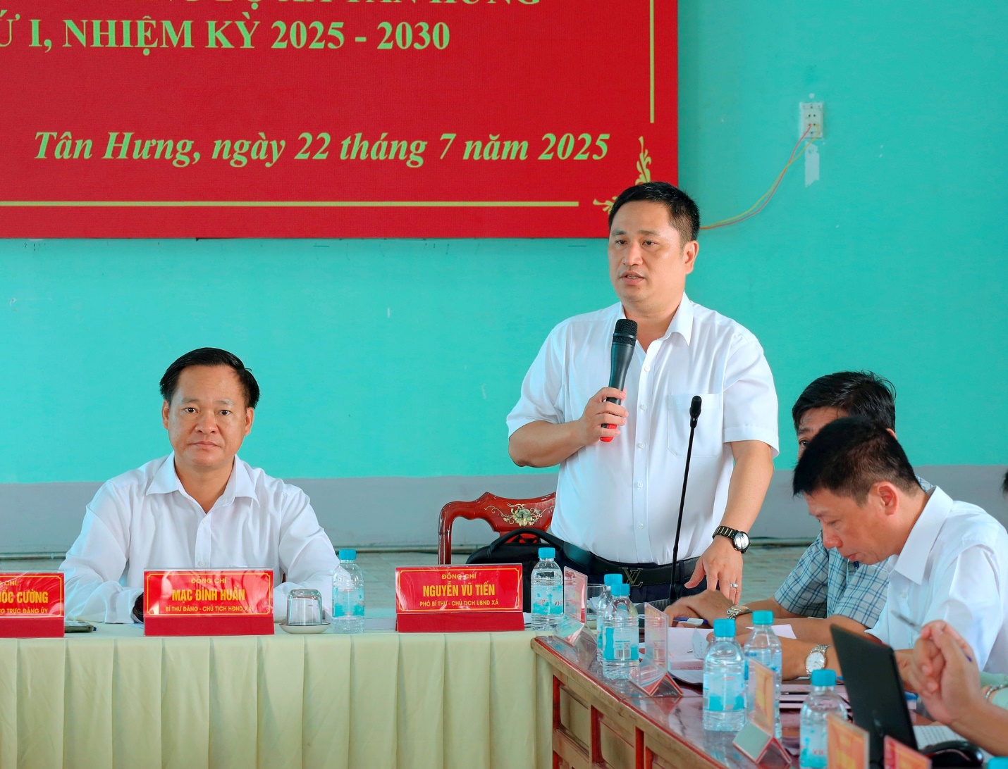 Có thể là hình ảnh về 3 người và văn bản