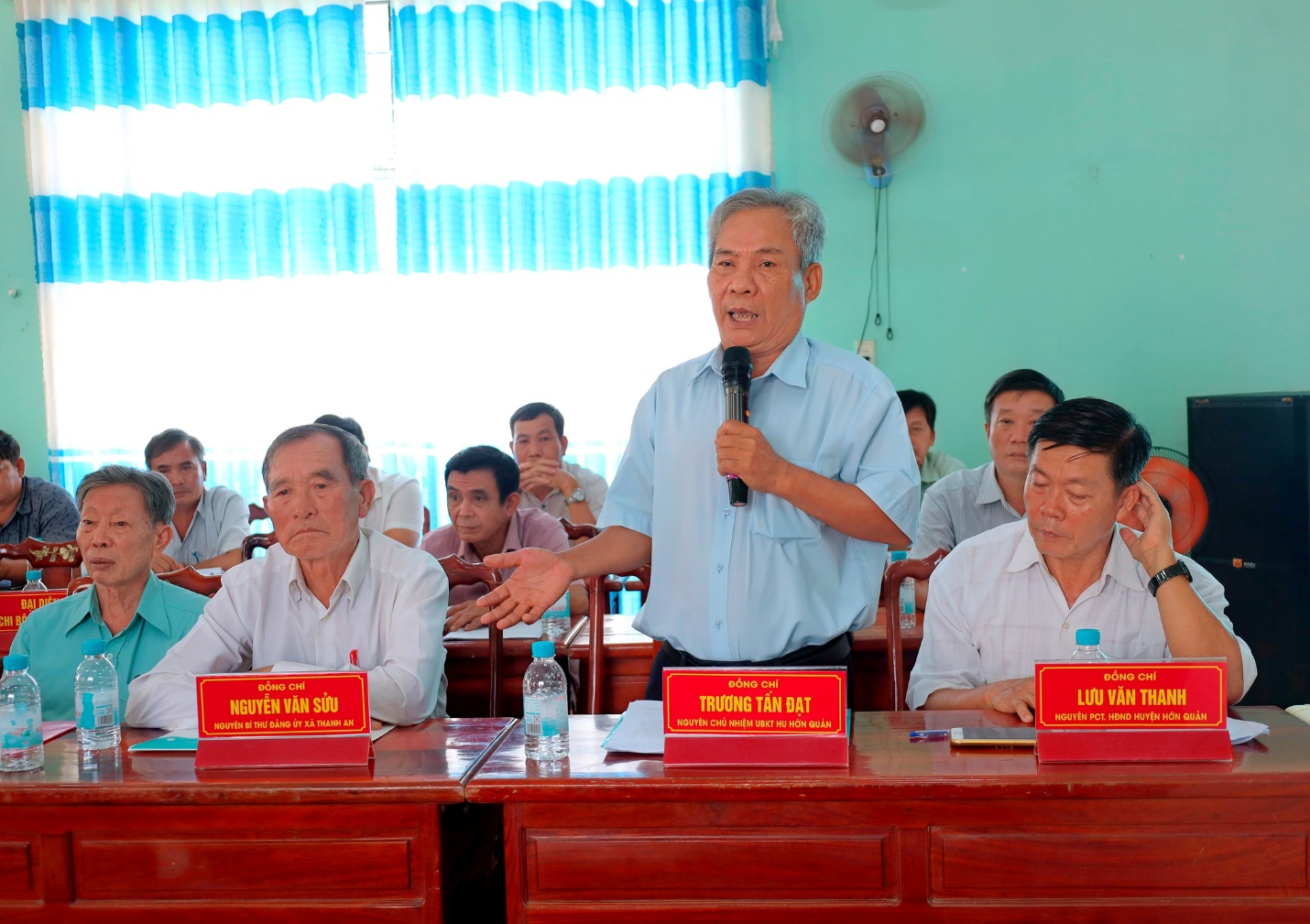 Có thể là hình ảnh về 5 người và văn bản