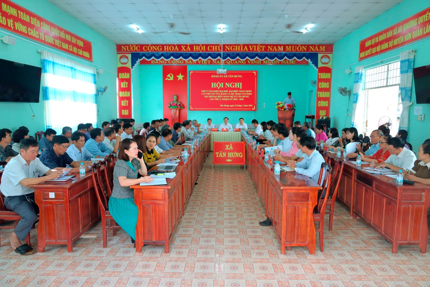 Có thể là hình ảnh về 6 người, mọi người đang học và văn bản