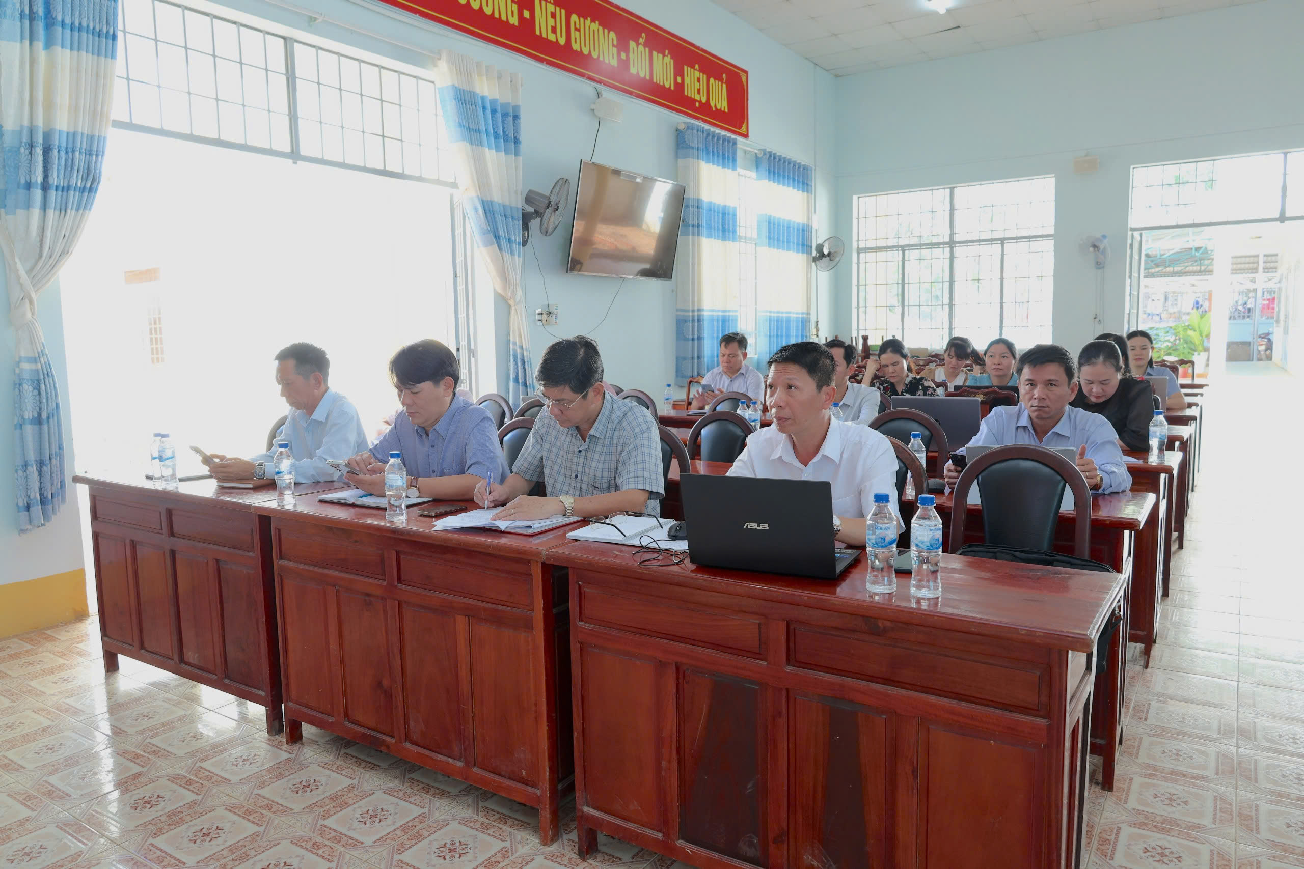 'A group of people sitting in a room

Description automatically generated'