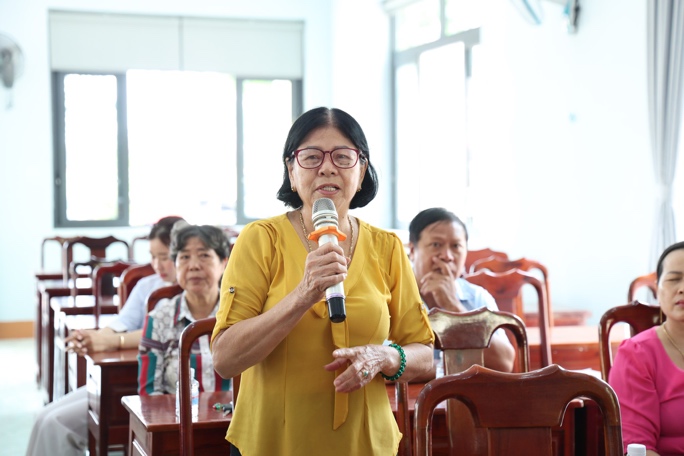 Có thể là hình ảnh về một hoặc nhiều người