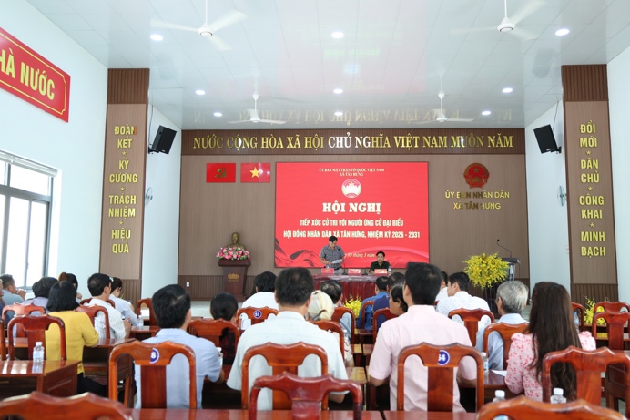 Có thể là hình ảnh về một hoặc nhiều người và văn bản