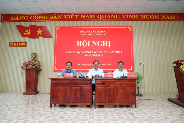 Có thể là hình ảnh về ‎một hoặc nhiều người, cái bục và ‎văn bản cho biết '‎ĐẢNG CỘNG SẢN VIỆT NAM QUANG VINH MUÔN NĂM ア s) XĂTÂNHUNG XÃ TÂN HƯNG ĐANGUỲ XÃ DANGUYXÄTÂNHUNG TÂN HƯNG BAN CHI ĐẠO BAU CU HỘI NGHỊ BAN CHỈ ĐAO CÔNG TÁC BÀU CỪ CỪLÀNTHỨT THỬ NGÀY 03/3/2026 Tân ح μγy năm 2026 ۱== 期5県限歌 ់កំគ‎'‎‎