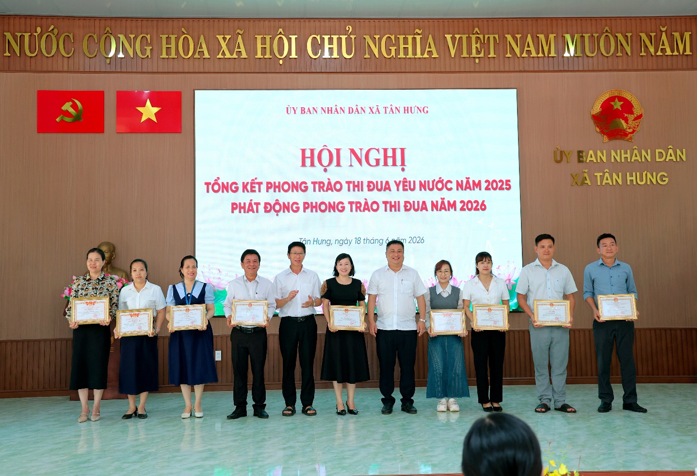 'A group of people holding certificates

Description automatically generated'