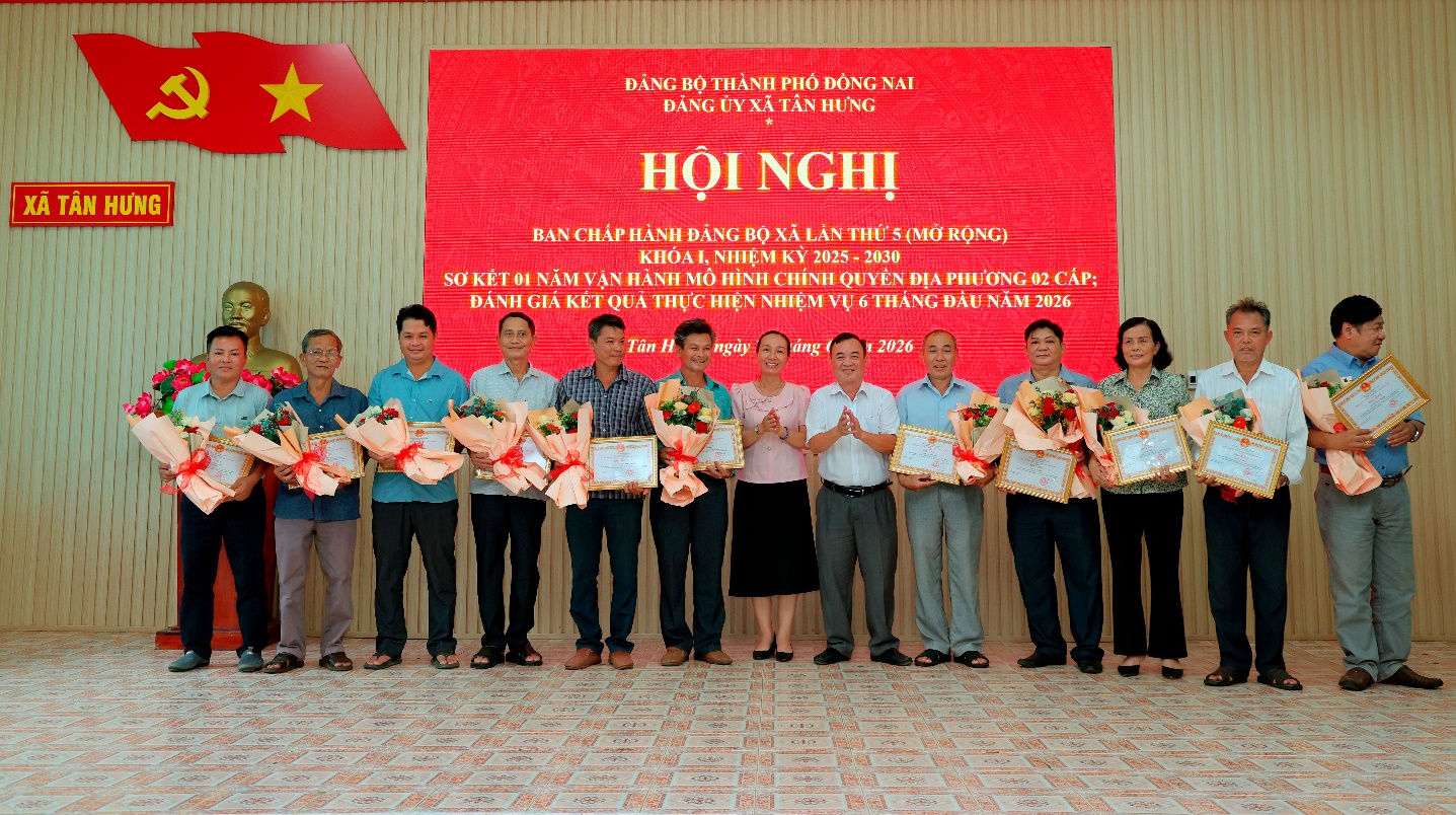 'A group of people holding flowers

Description automatically generated'