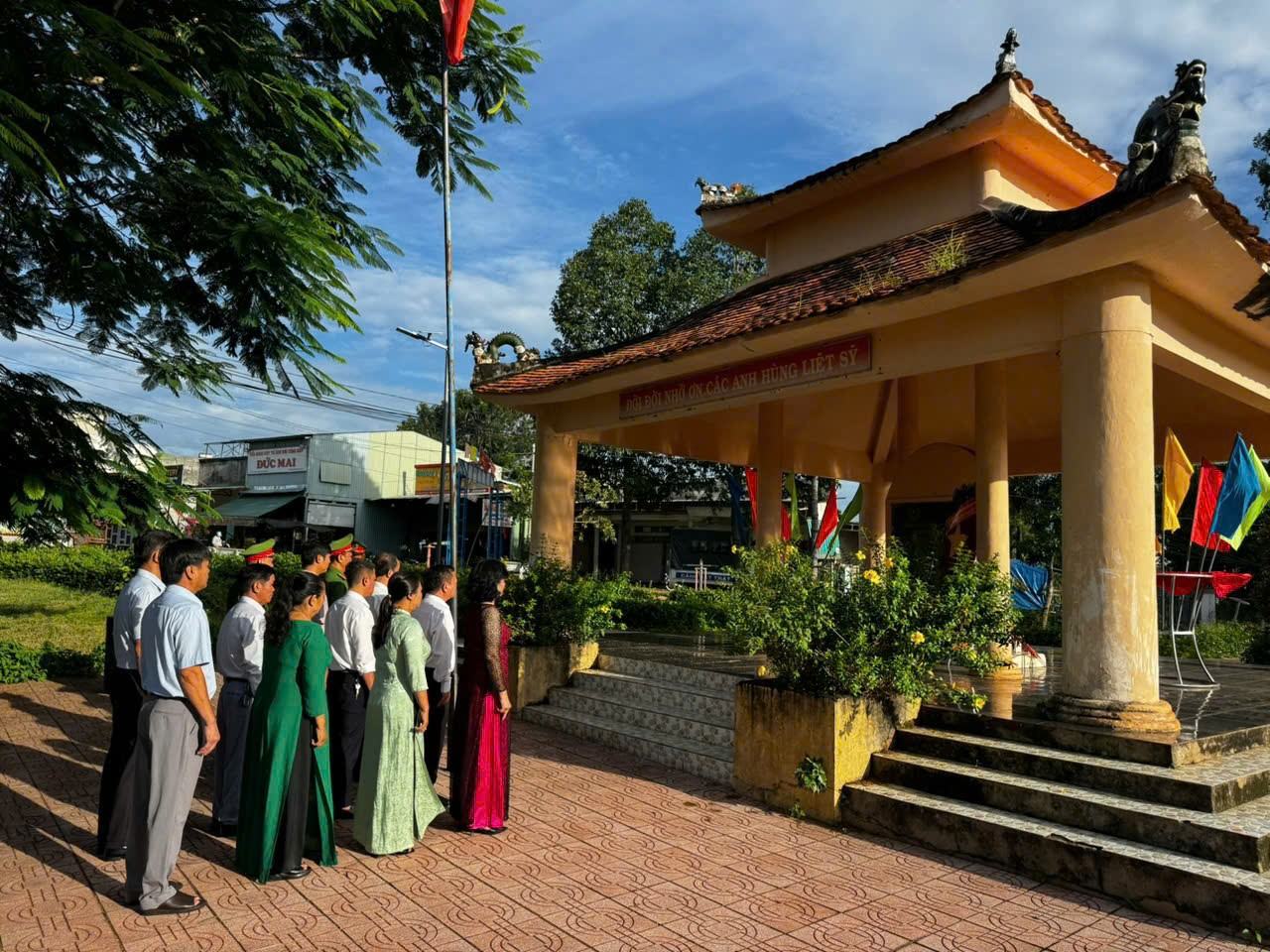 A group of people standing in front of a building

Description automatically generated