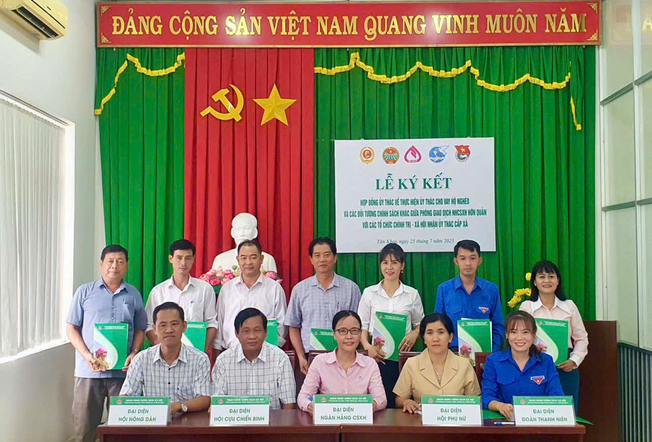 Lễ ký kết giữa Phòng giao dịch NHCSXH Hớn Quản với các HĐT nhận ủy thác cấp xã.