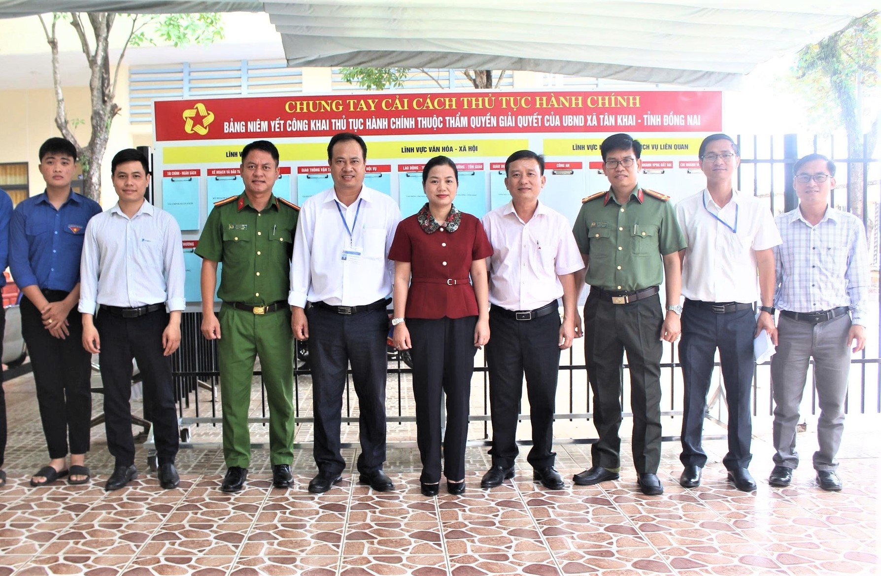 Đồng chí Quách Thị Ánh - TUV, BT Đảng ủy và đồng chí Nguyễn Tín Nghĩa - PBT ĐU, CT UBND xã cùng lãnh đạo xã thăm Trung tâm Phục vụ hành chính công xã.