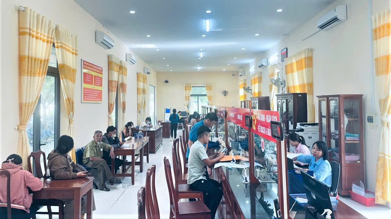 Bà con nhân dân đến thực hiện thủ tục hành chính tại Trung tâm phục vụ hành chính công xã Tân Khai.