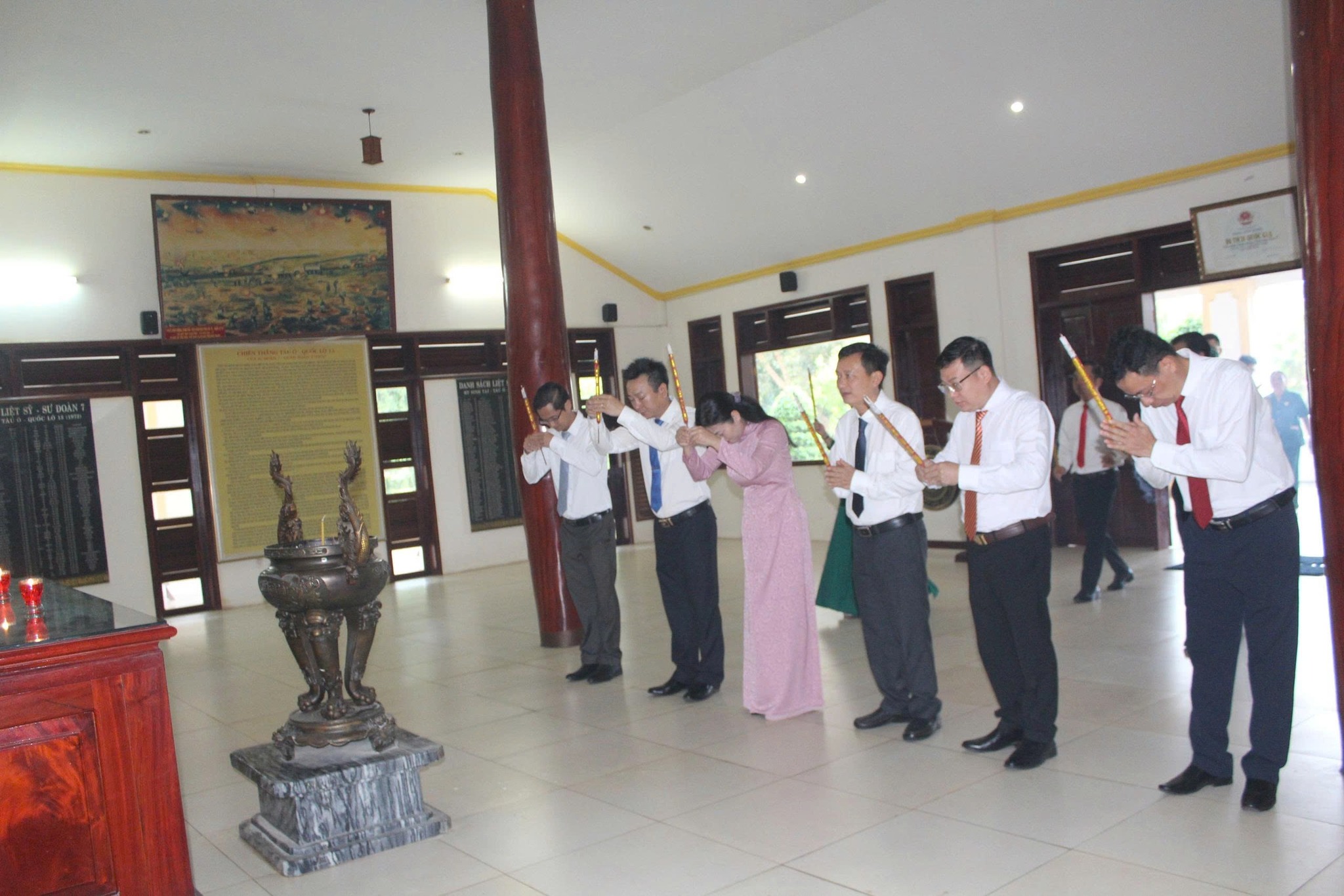 Các đồng chí lãnh đạo Đảng ủy - HĐND - UBND - Ủy ban MTTQ Việt Nam xã dâng hương tại Di tích Quốc gia Địa điểm Chiến thắng Chốt chặn Tà Ô