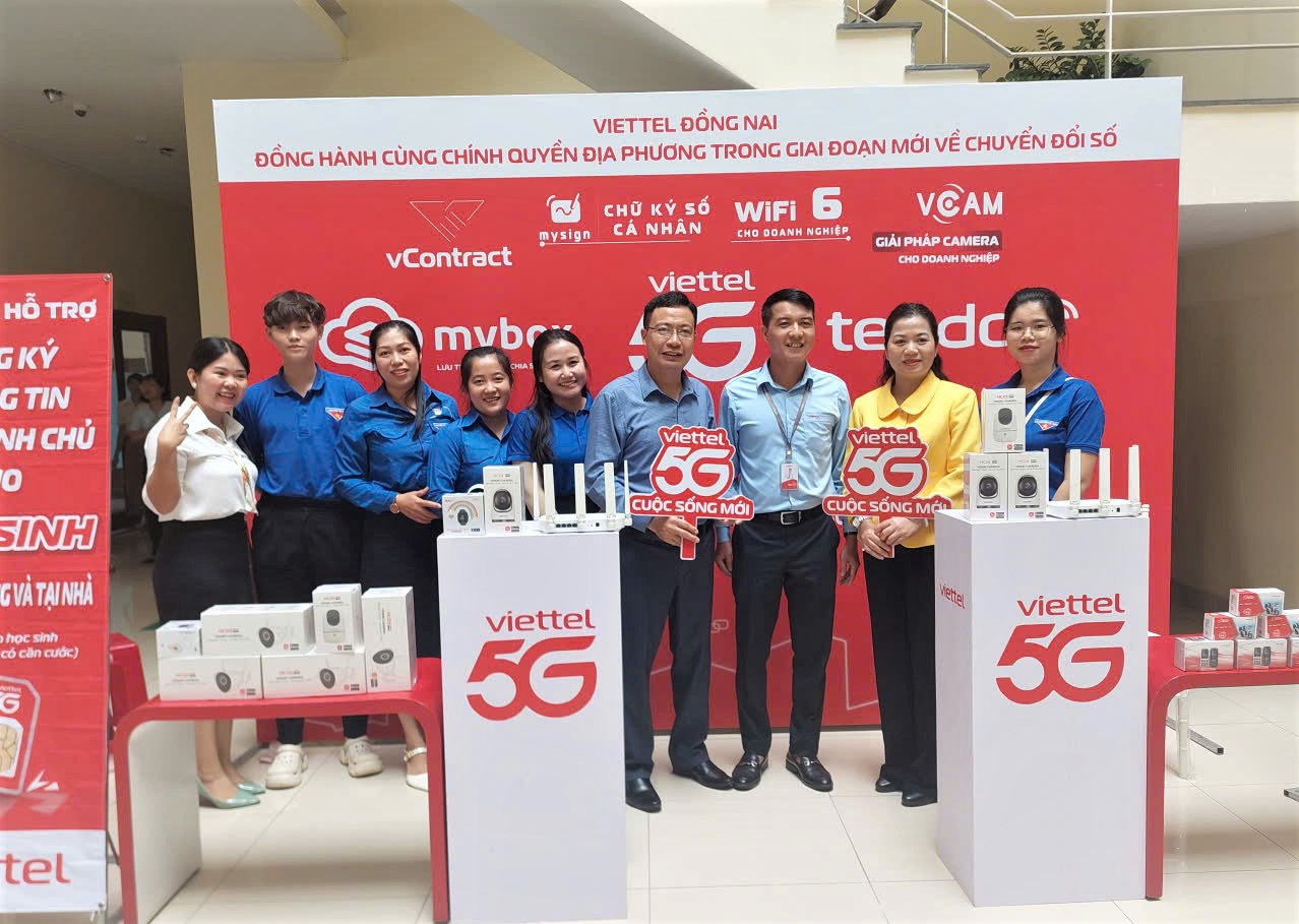 Các đại biểu thăm quan gian hàng của Viettet tại buổi lễ.