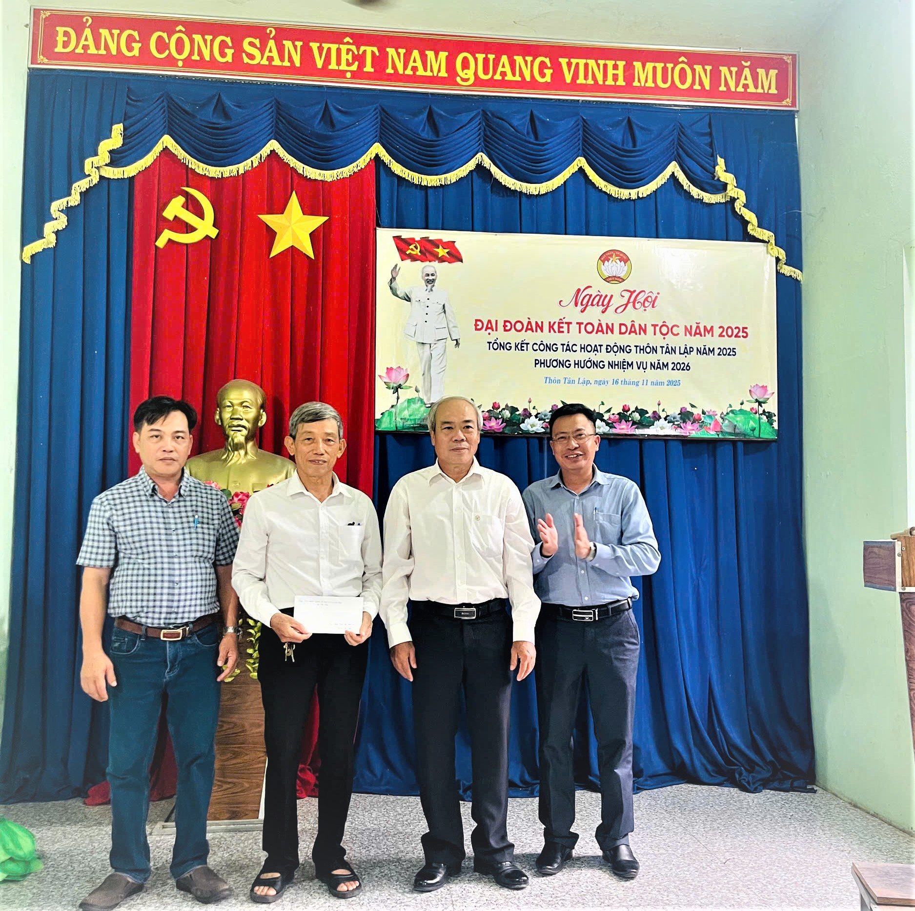 Đồng chí Nguyễn Viết Đợi – Ủy viên Ban Thường vụ Đảng ủy, Phó Chủ tịch UBND xã Tân Khai trao tặng quà cho ấp Tân Lập.