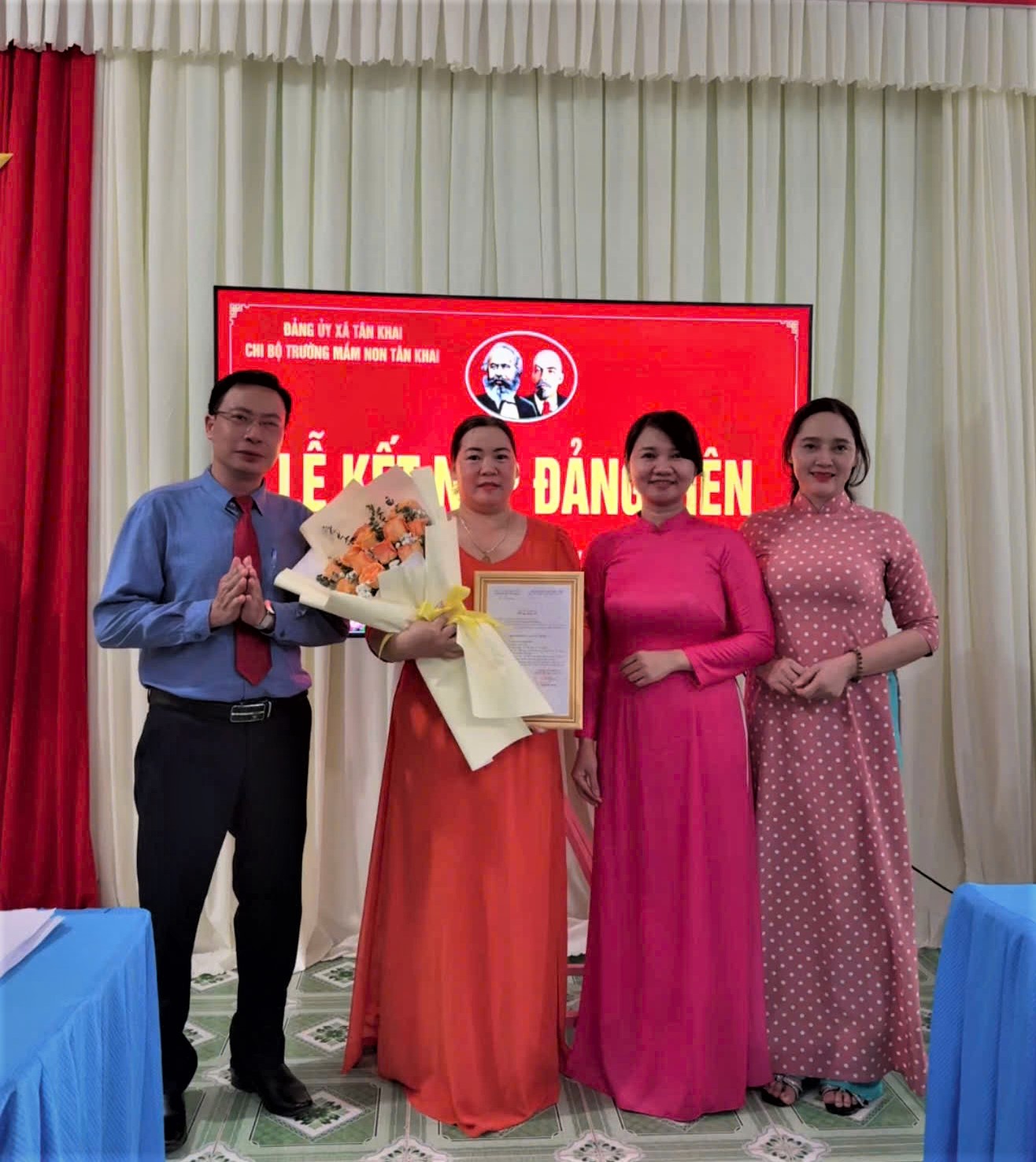 Chi bộ Trường Mần Mon Tân Khai kết nạp 02 quần chúng vào Đảng cộng sản Việt Nam.