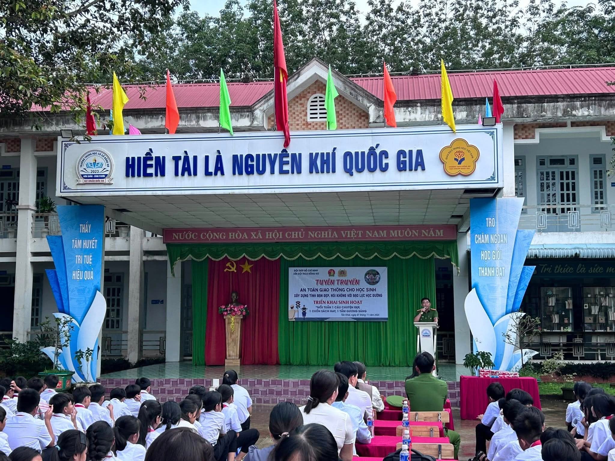Các hoạt động tuyên truyền của Công an xã tại Trường THCS Đồng Nơ.