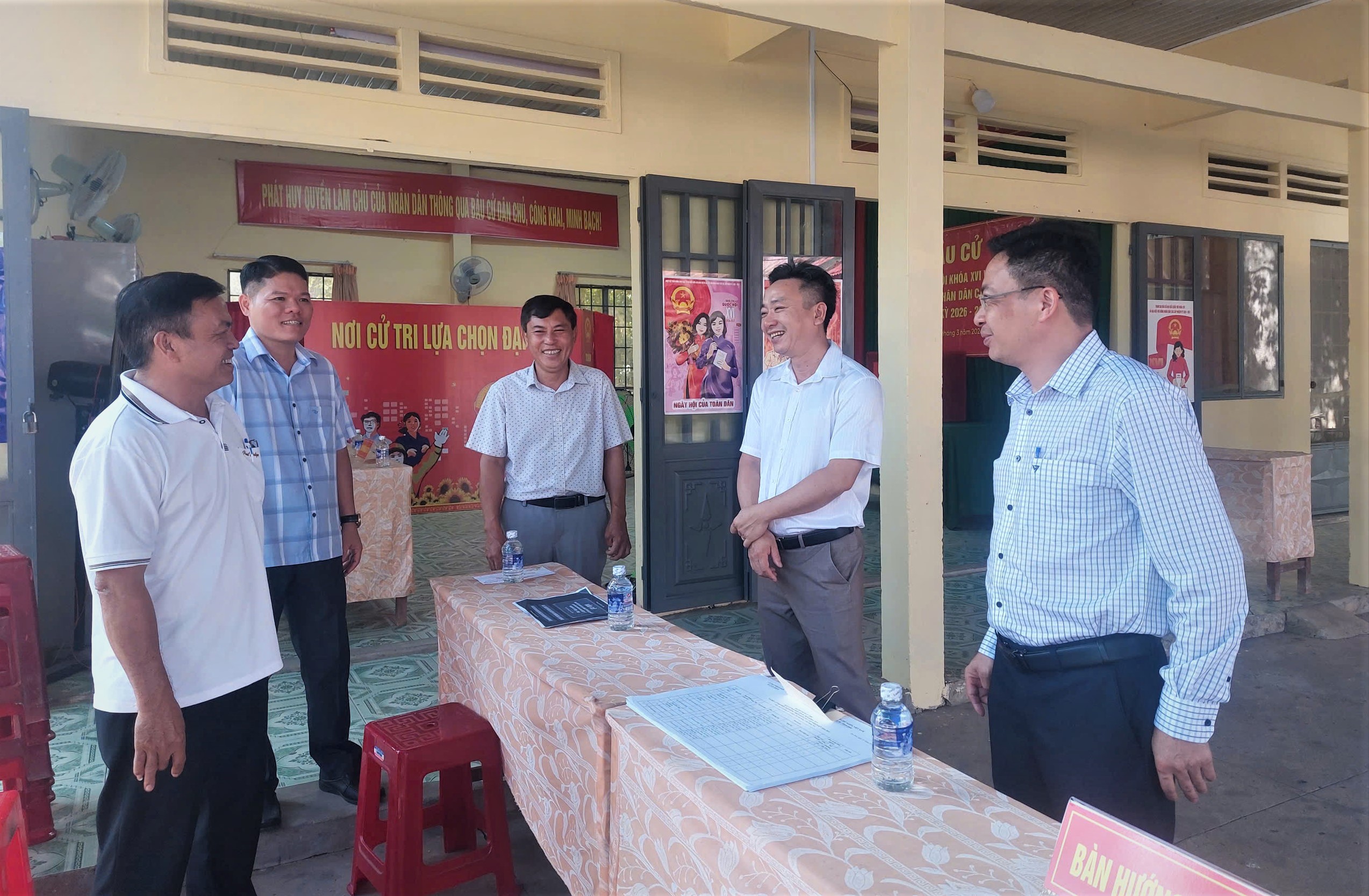 Phó Bí thư Thường trực Đảng ủy xã - Phó Trưởng Ban Thường trực Ban chỉ đạo bầu cử đại biểu Quốc hội khoá XVI và bầu cử đại biểu Hội đồng nhân dân các cấp nhiệm kỳ 2026 – 2031 Phan Văn Mạnh đã đi thăm và kiểm tra các Tổ bầu cử đại biểu Quốc hội và HĐND các