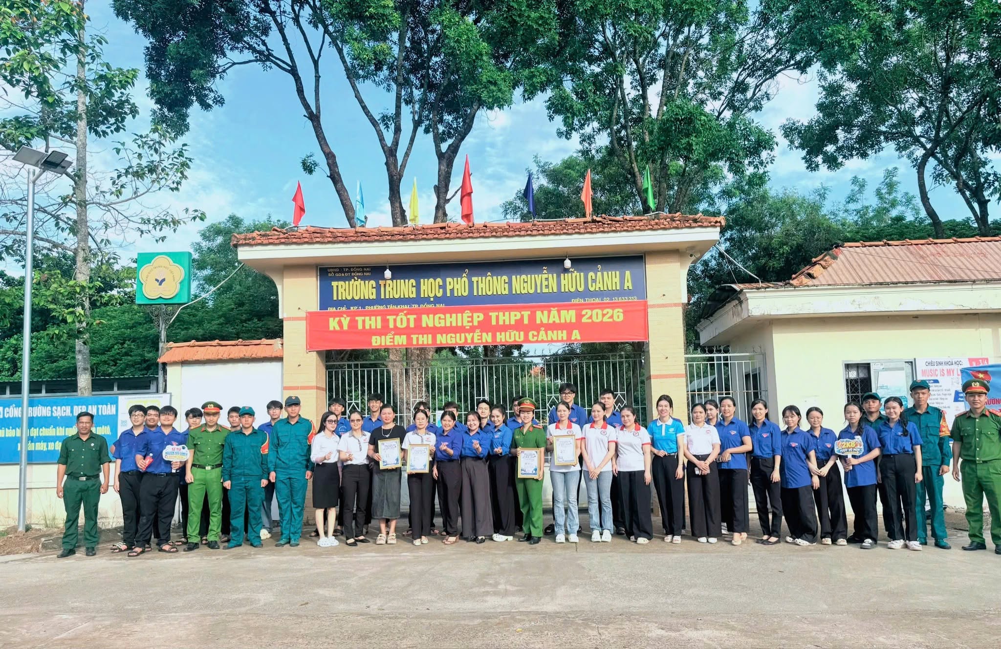 Hình ảnh minh họa: Công an phường Tân Khai tham gia các hoạt động tiếp sức mùa thi năm 2026 tại Trường THPT Nguyễn Hữu Cảnh A.