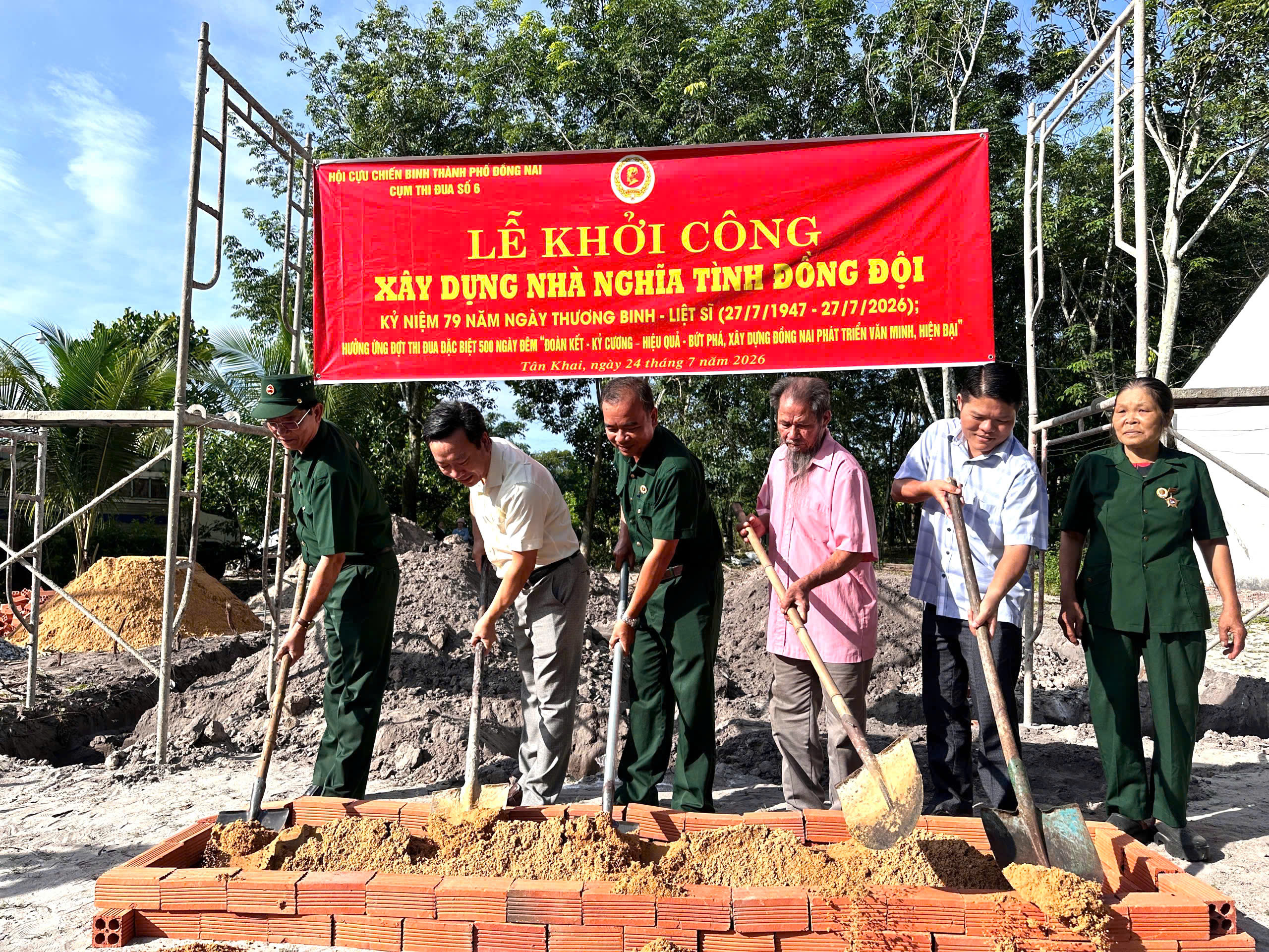 Các đại biểu cùng gia đình thực hiện Nghi thức khởi công.