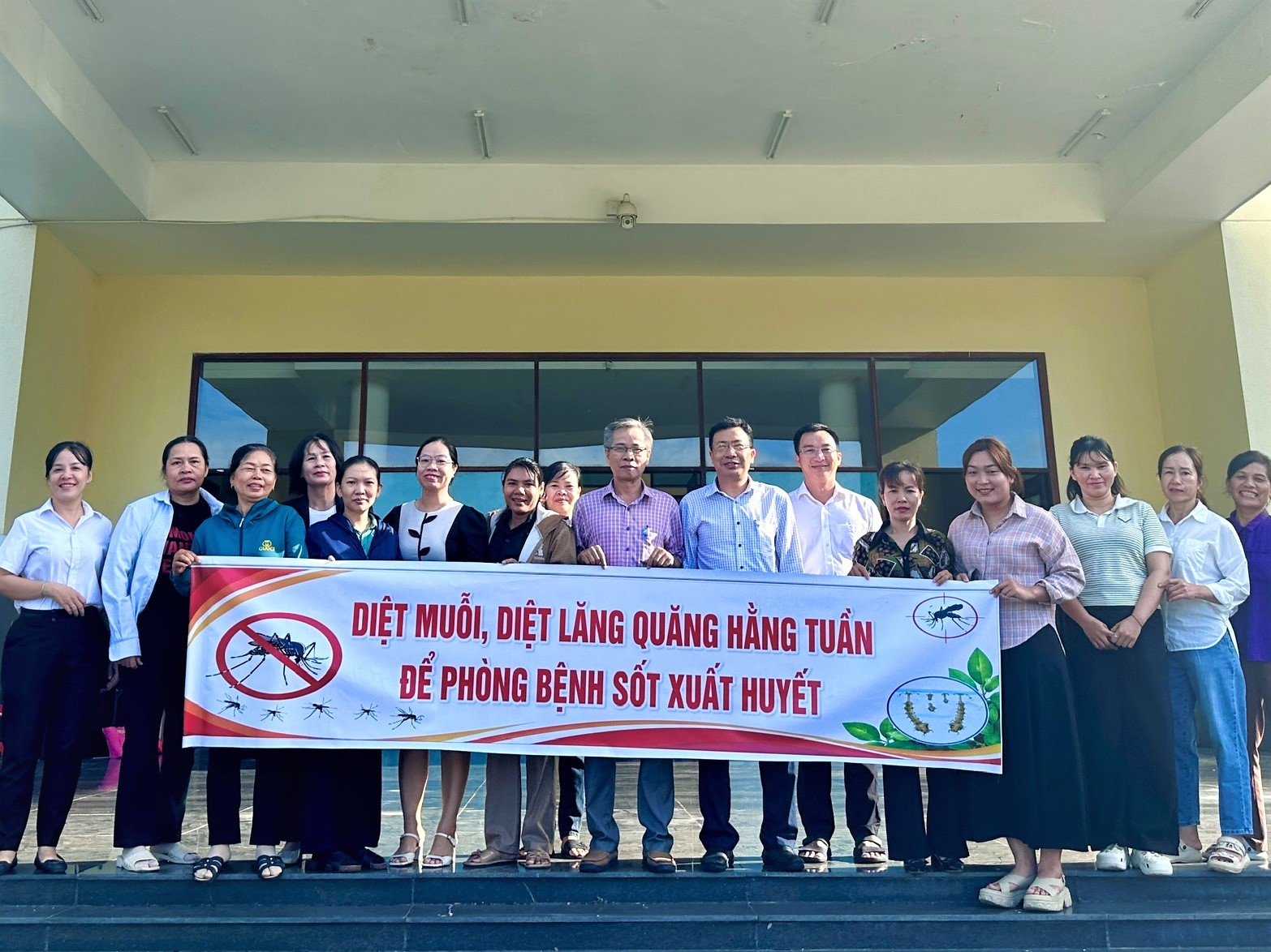 Đội ngũ y, bác sỹ phường ra quân Chiến dịch vệ sinh môi trường, diệt lăng quăng/bọ gậy, phòng, chống bệnh sốt xuất huyết
