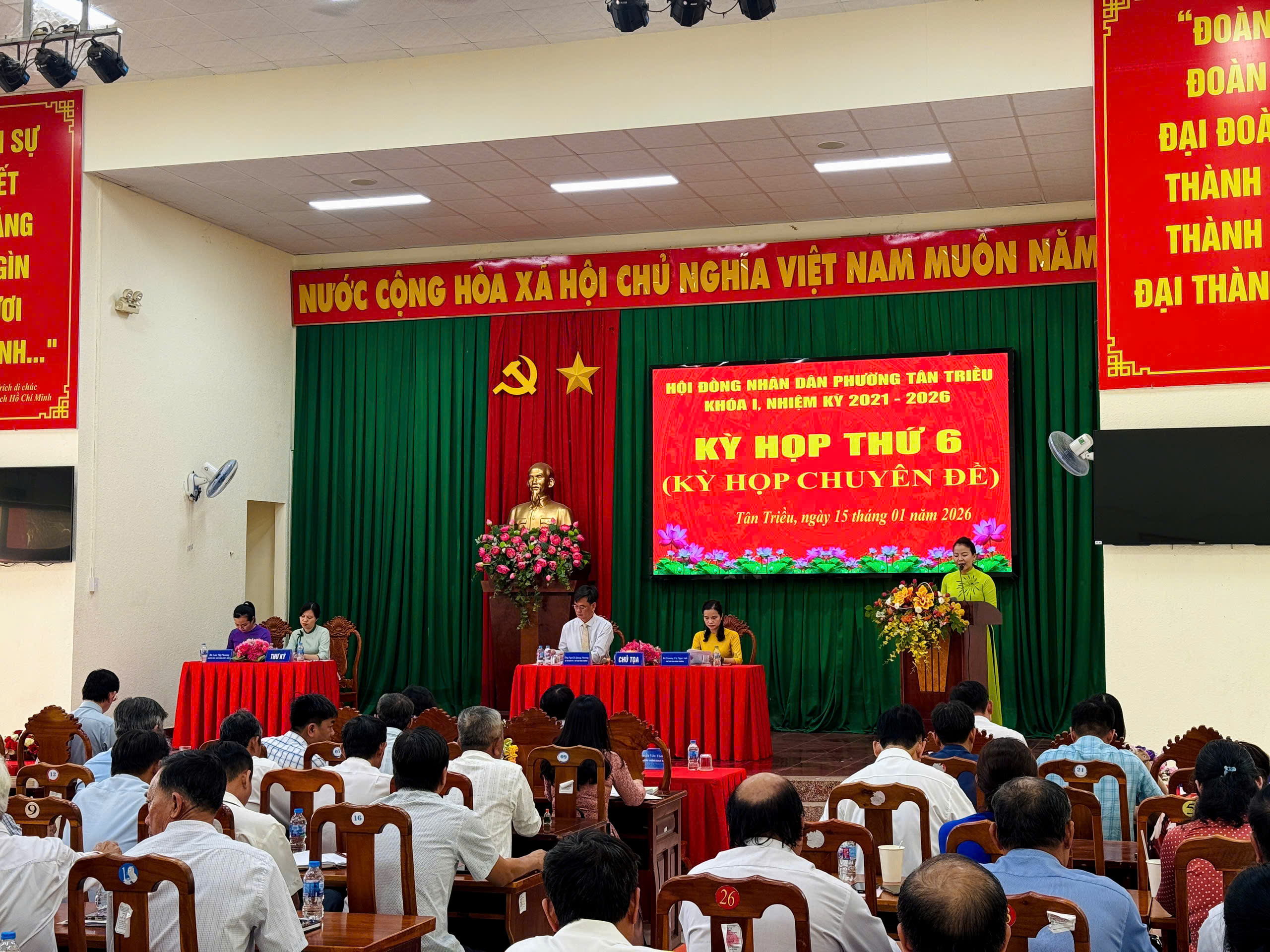 Quang cảnh kỳ họp thứ sáu (kỳ họp chuyên đề) HĐND phường Tân Triều