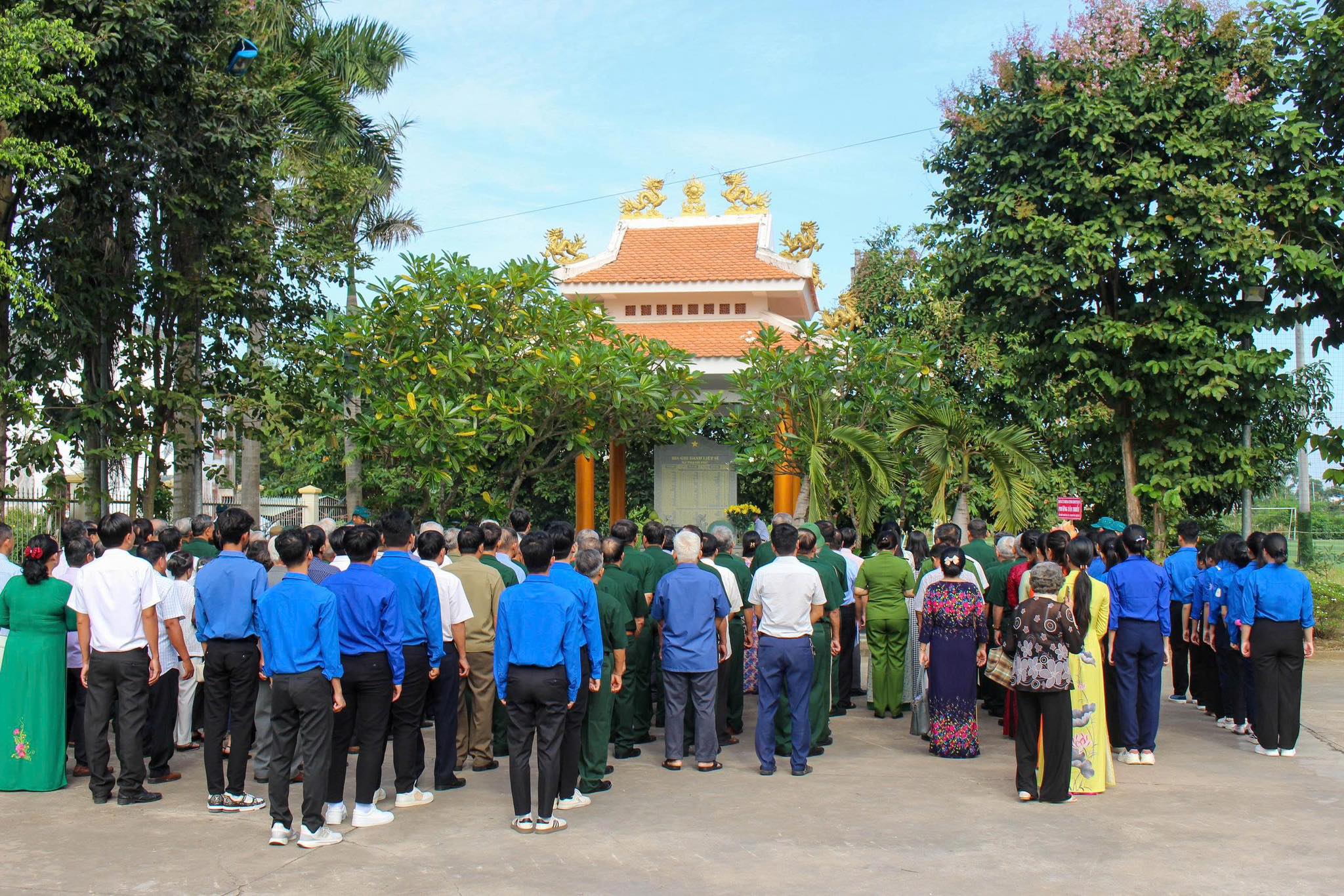 Thắp nhang tại bia tưởng niệm tri ân các anh hùng liệt sĩ