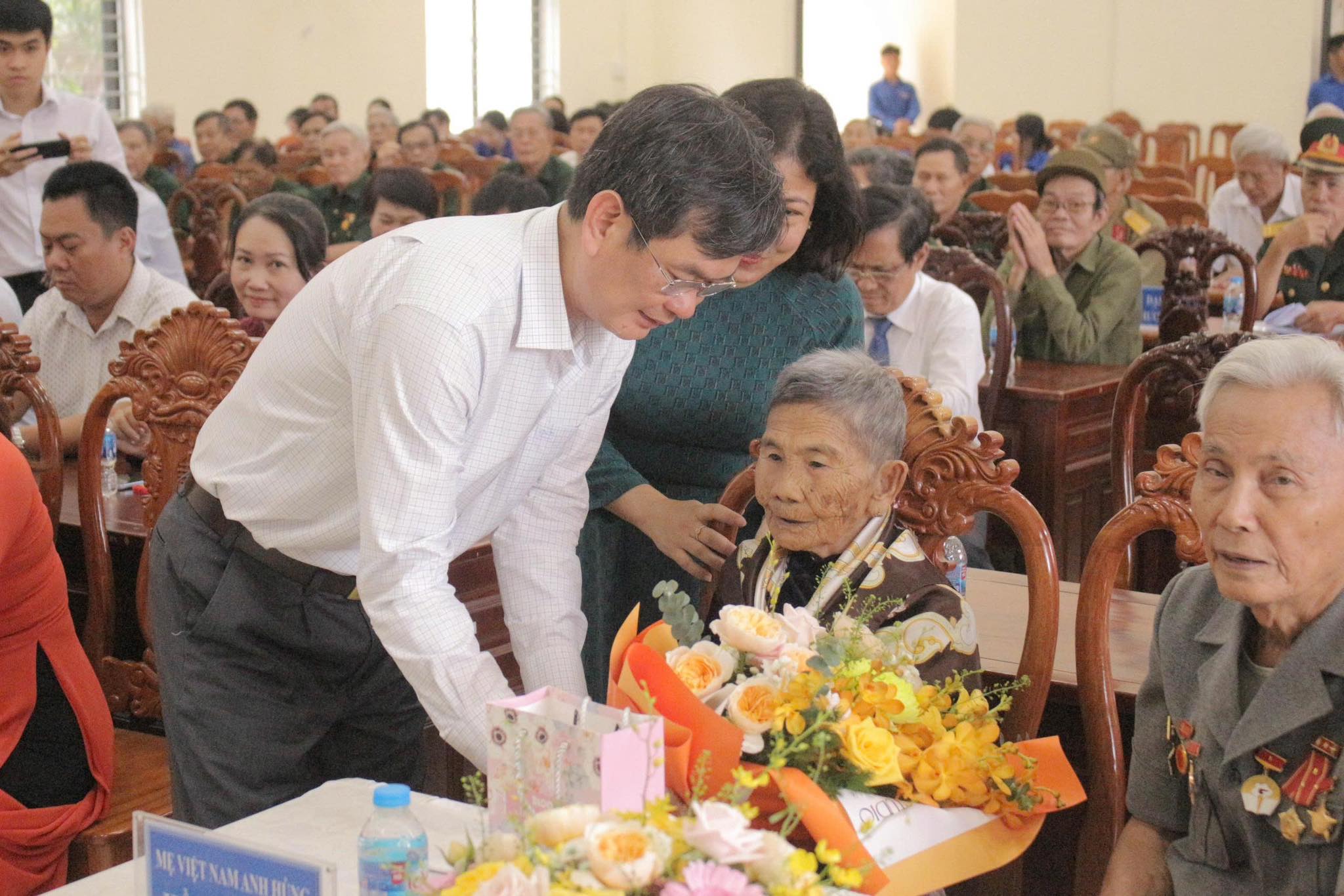 Tặng quà tri ân đến Mẹ Việt Nam anh hùng Hồ Thị Vàng