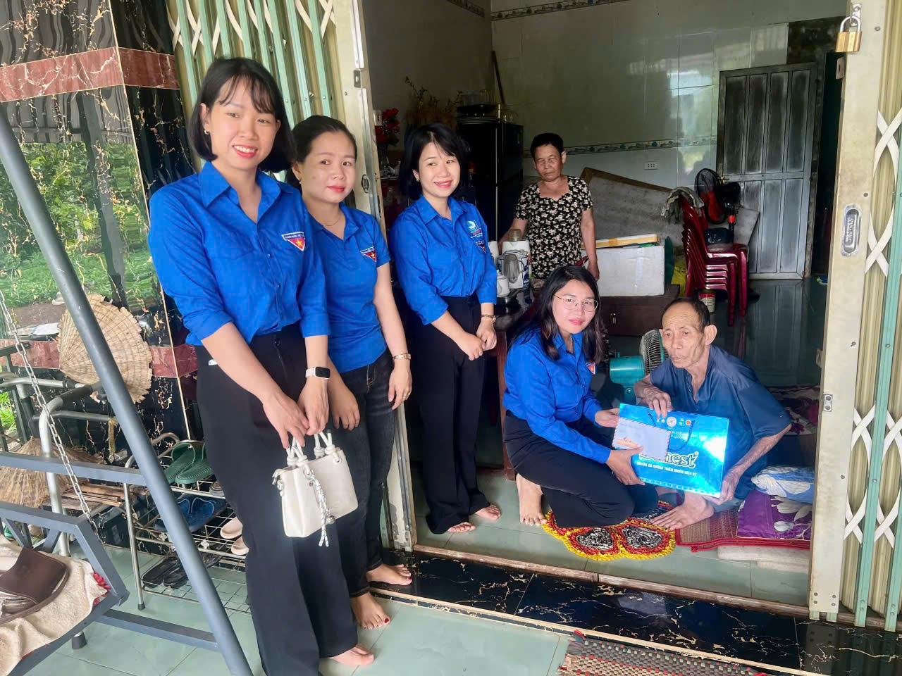 Đoàn xã Thiện Hưng tổ chức đoàn đến thăm hỏi, tặng quà các gia đình chính sách, người có công với cách mạng trên địa bàn xã.